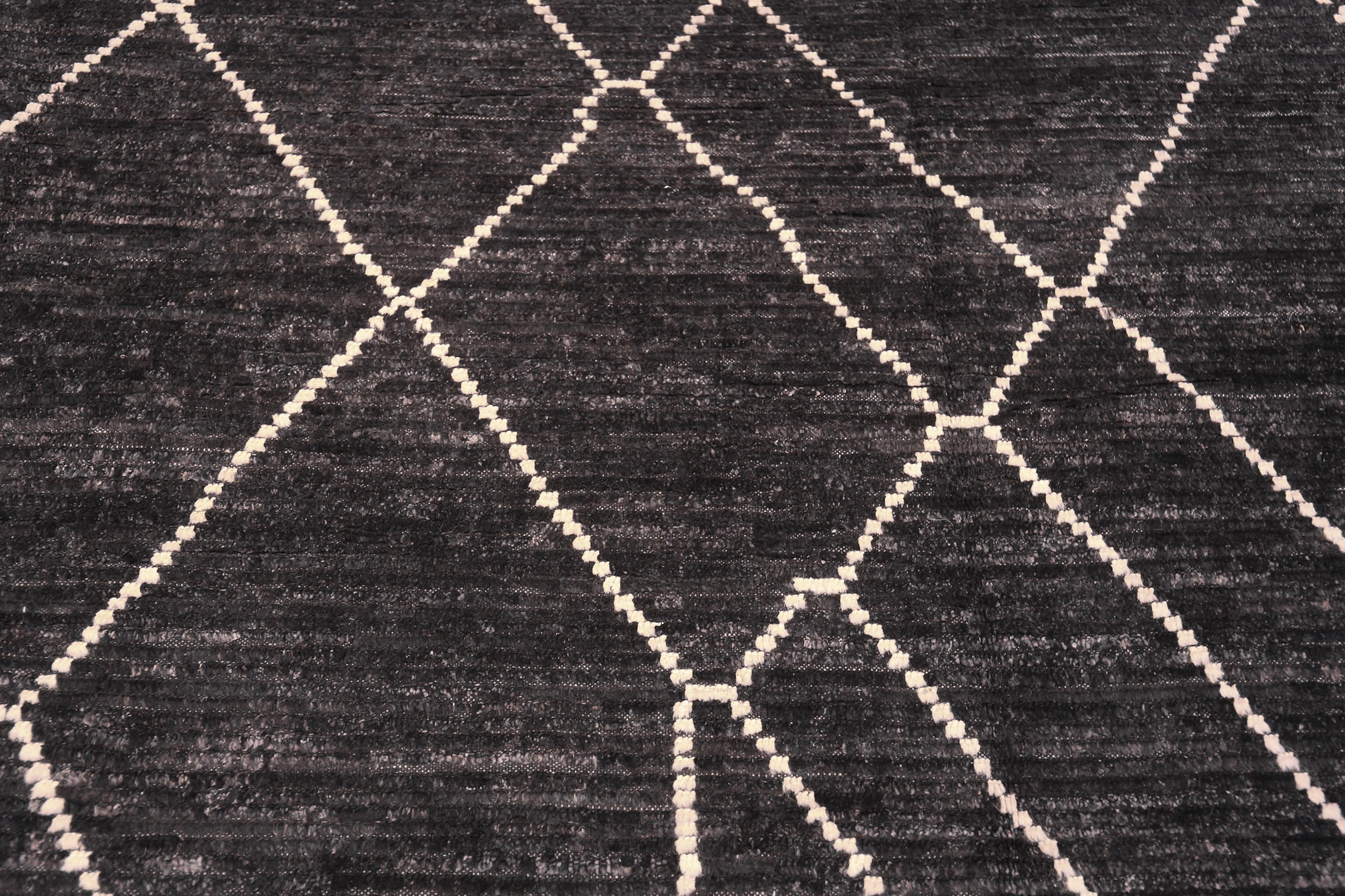 Magnifique tapis de grande taille noir et blanc couleur tribal berbère marocain Beni Ourain Design Modern, Pays d'origine : Asie Centrale, Circa Date : Tapis moderne 