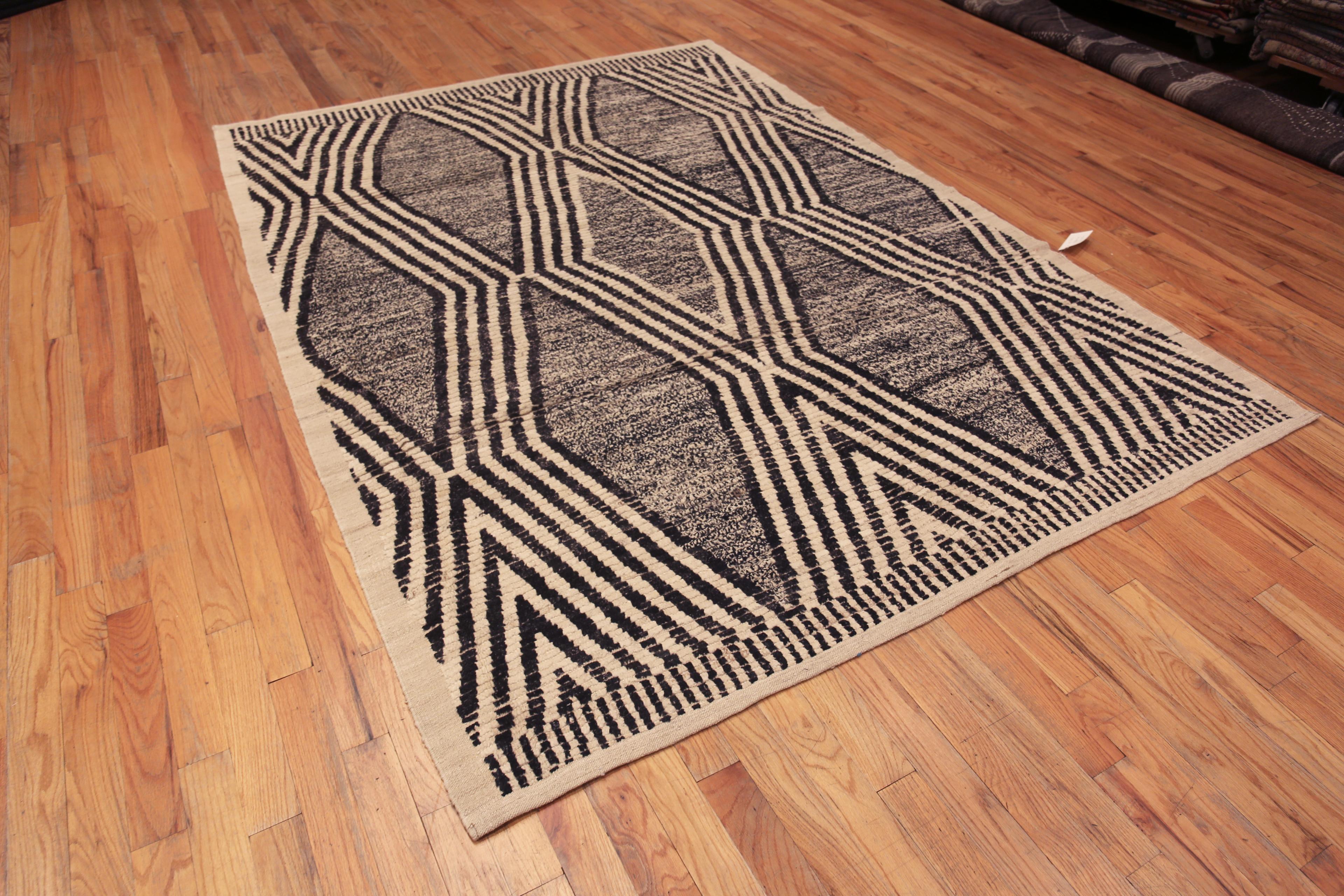 Merveilleusement artistique et audacieux, ce tapis géométrique à motif tribal de couleur sel et poivre est destiné à être utilisé dans une pièce, Pays d'origine : Asie centrale, Circa Date : Tapis moderne 