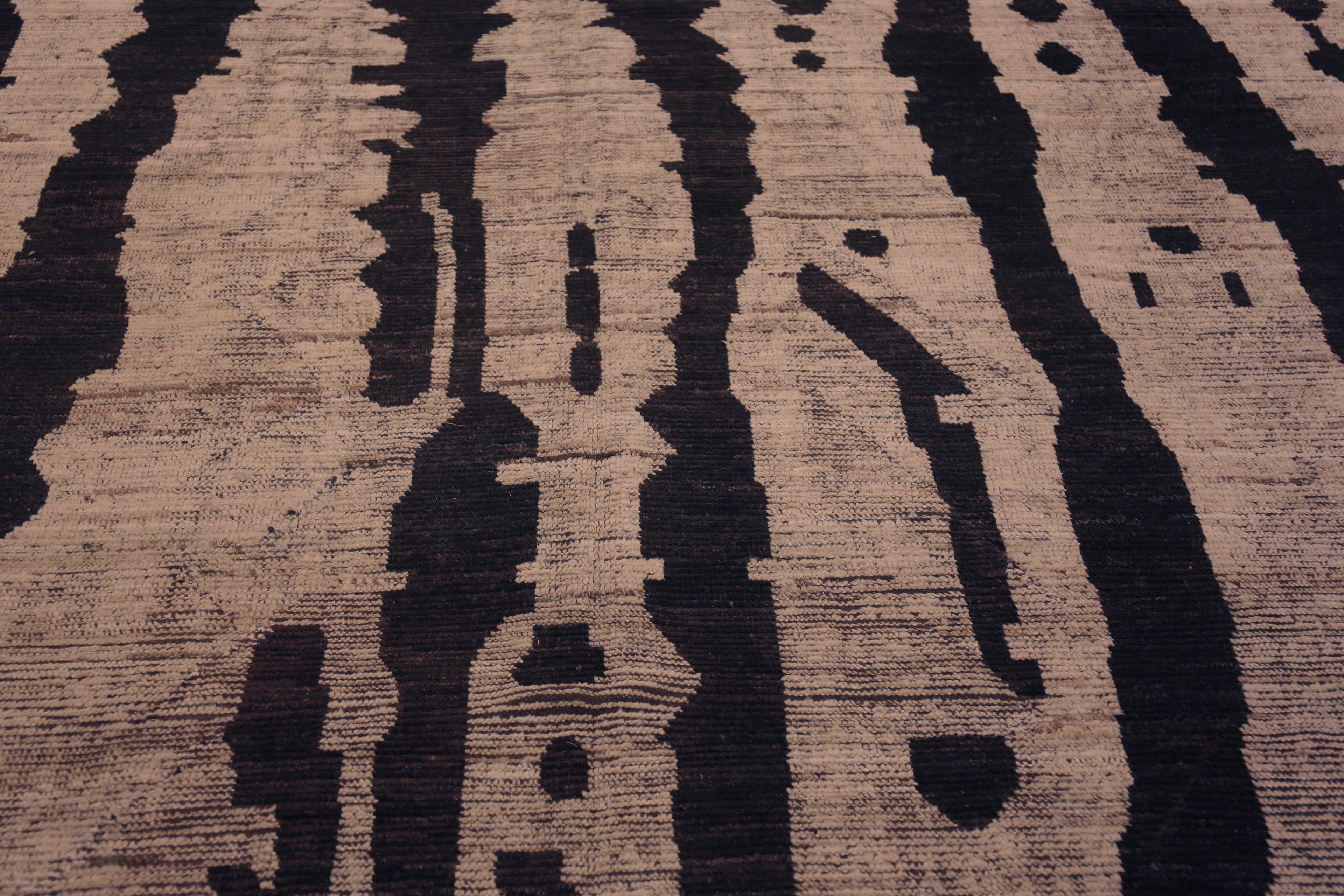Un tapis moderne surdimensionné et audacieux avec un fond crème ivoire et un design géométrique tribal de couleur anthracite, Pays d'origine : Asie centrale, Circa Date : Tapis moderne