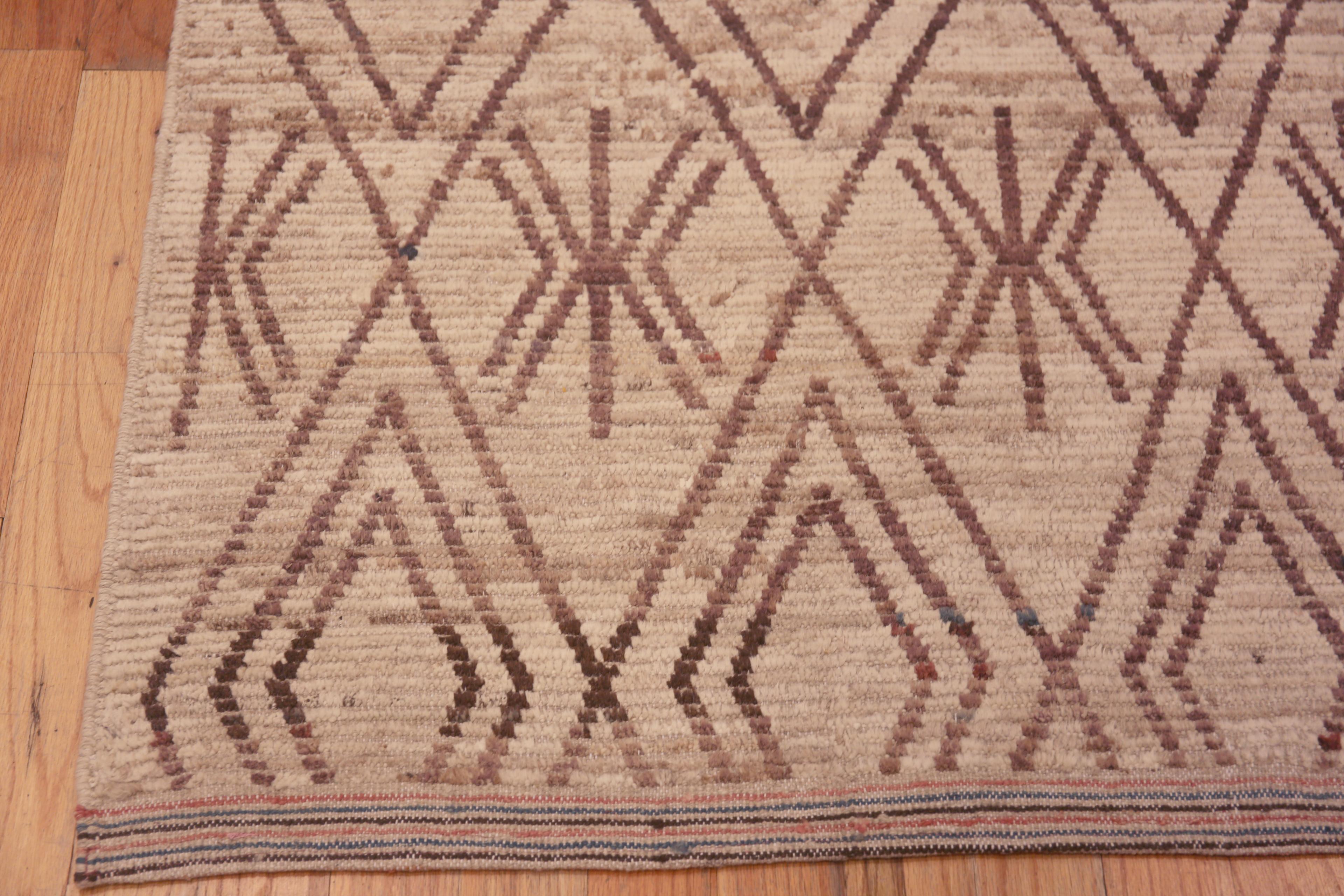 Eine Creme Farbe Hintergrund und braun Stammes-geometrische Muster Moderne Flur Läufer Teppich, Herkunftsland: Zentralasien, CIRCA Datum: Moderner Teppich