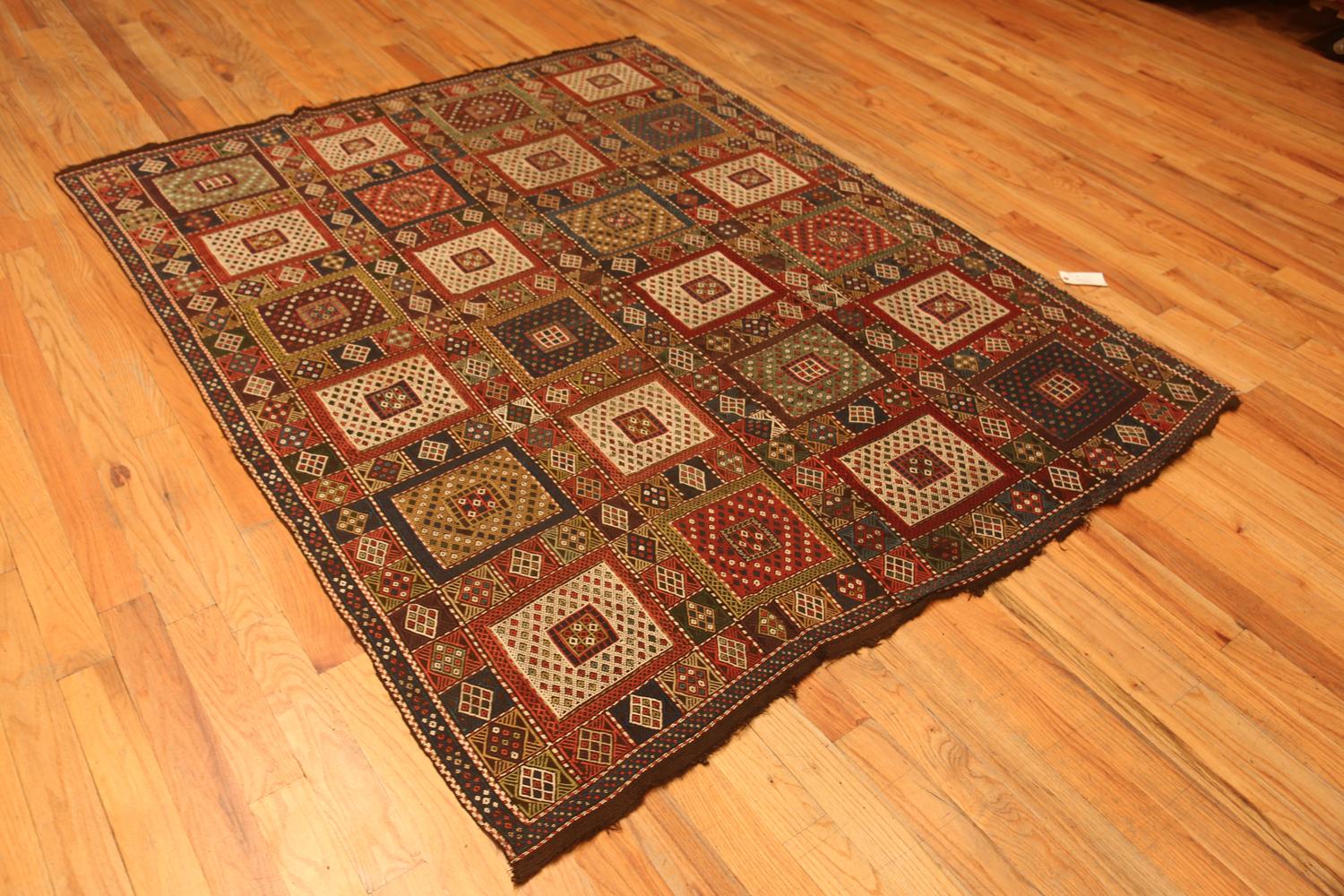 Nazmiyal Collection kaukasischen Verneh Kilim 5 ft 11 in x 7 ft 5 in (20. Jahrhundert) im Angebot