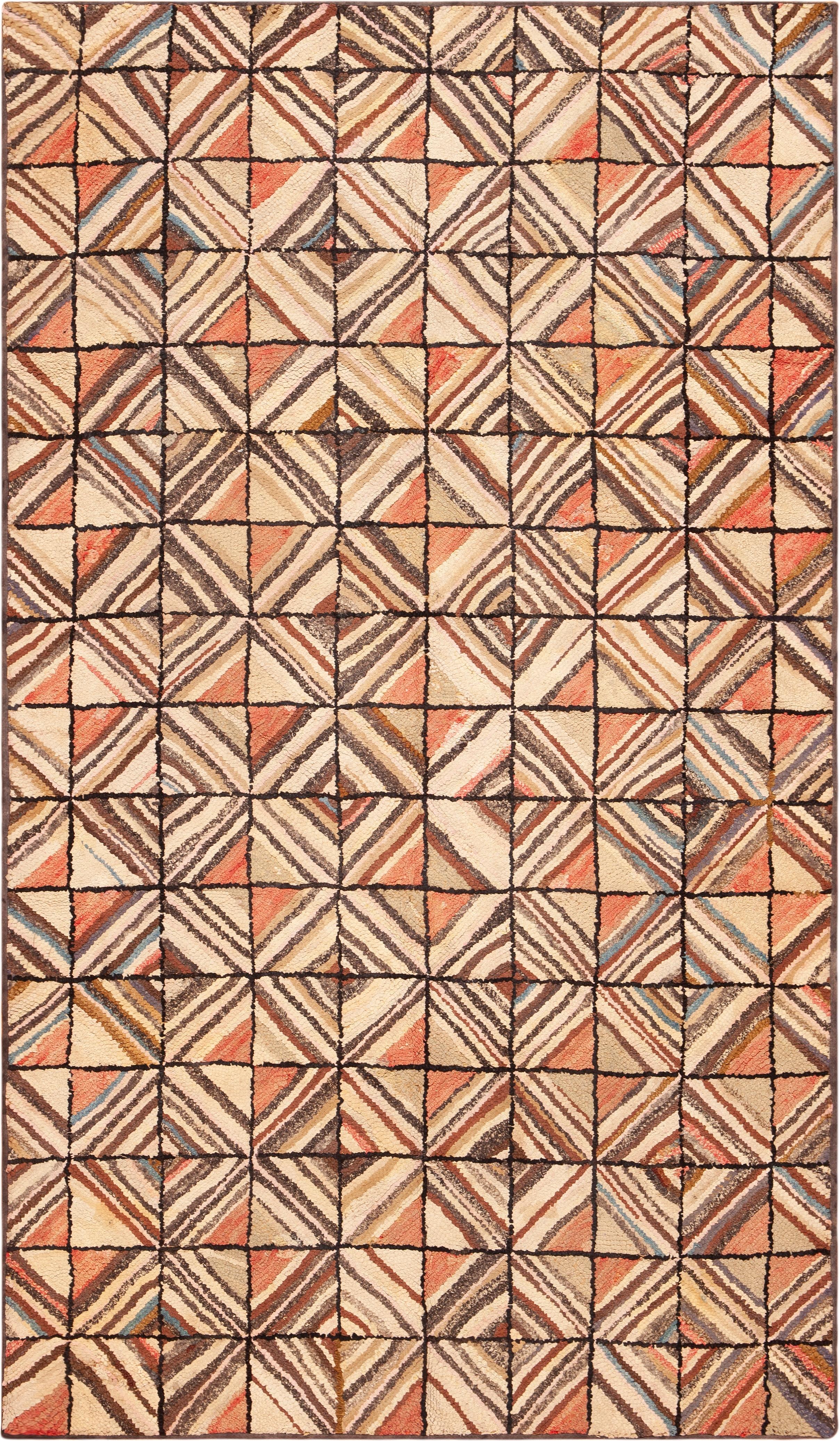 Nazmiyal Collection Charmanter geometrischer antiker amerikanischer Hakenteppich (20. Jahrhundert) im Angebot