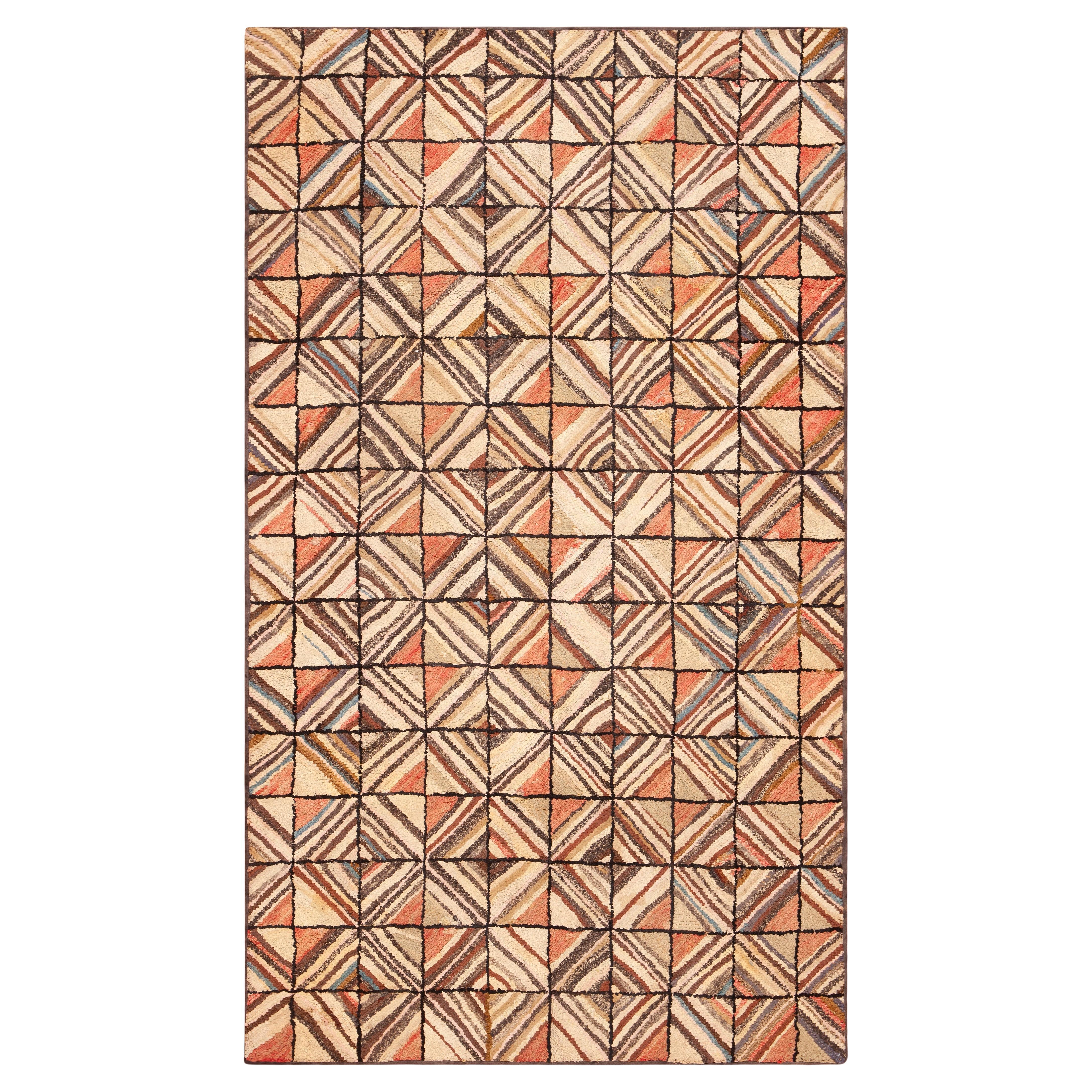 Nazmiyal Collection Charmanter geometrischer antiker amerikanischer Hakenteppich im Angebot