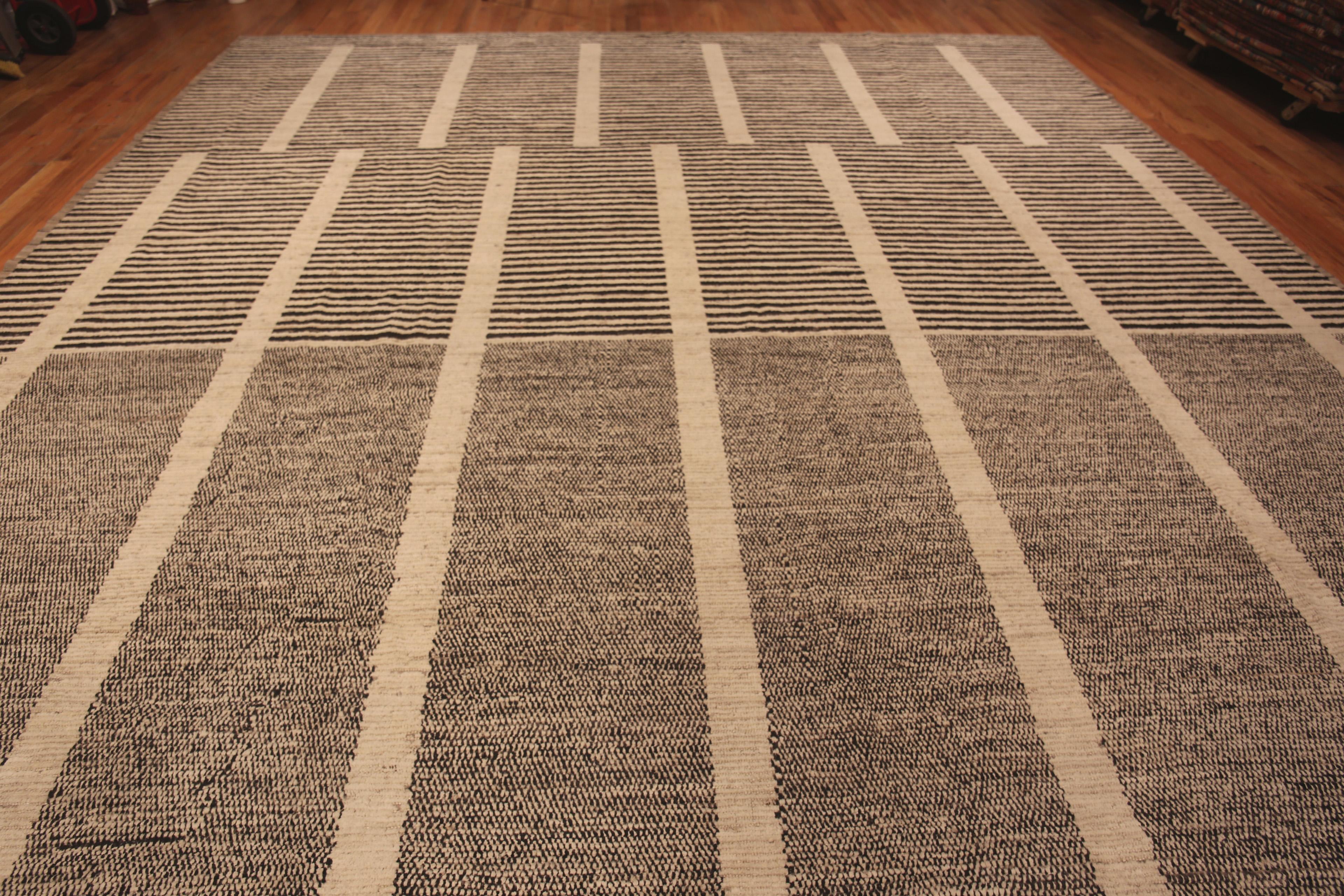 Nazmiyal Collection Large Chic Contemporary Brown Central Asian Rug, Herkunftsland: Zentralasien, Entstehungszeit: Modern
 
