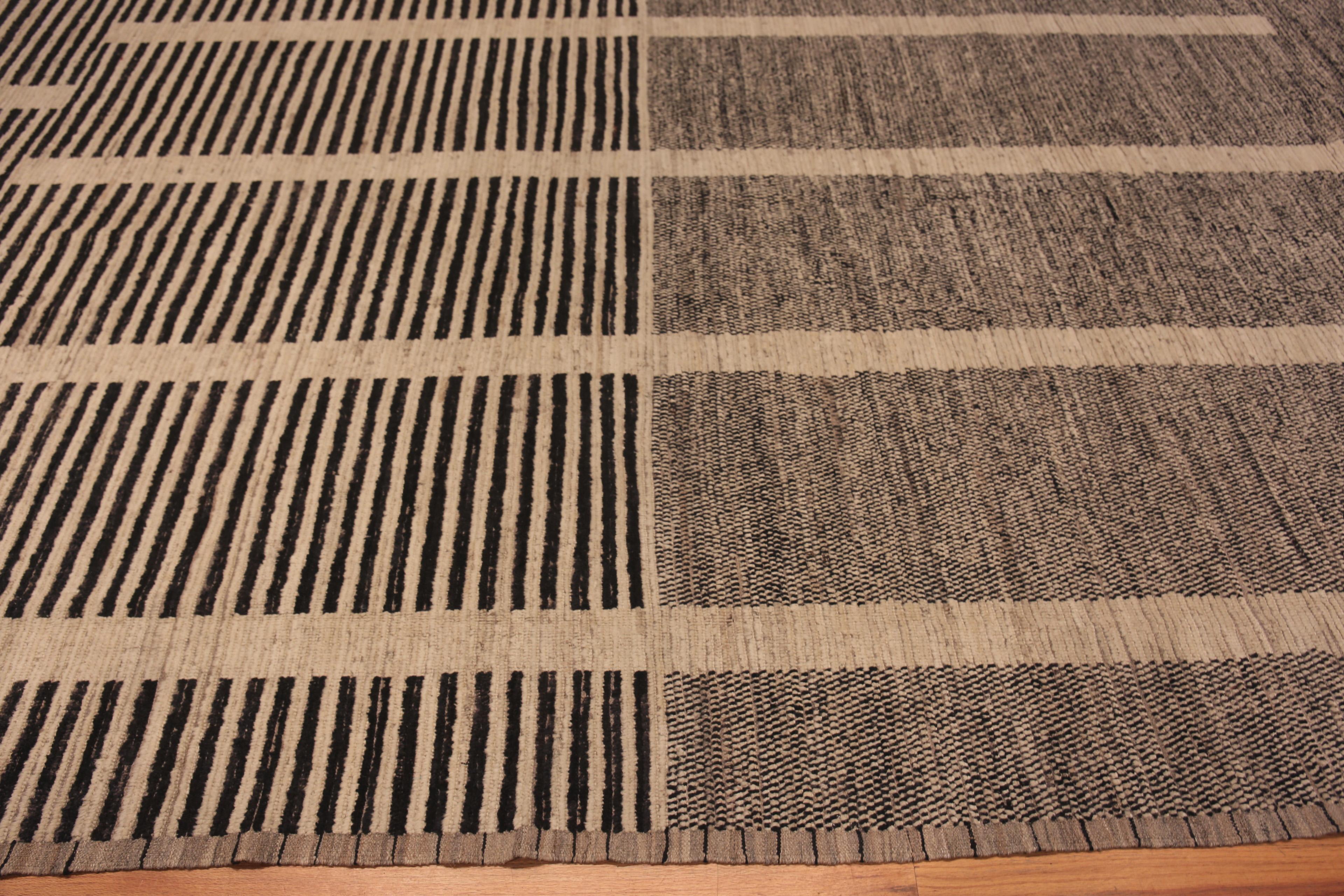 Nazmiyal Collection Zeitgenössischer Brauner Zentralasiatischer Teppich. 14 ft x 19 ft 2 in (Sonstiges) im Angebot