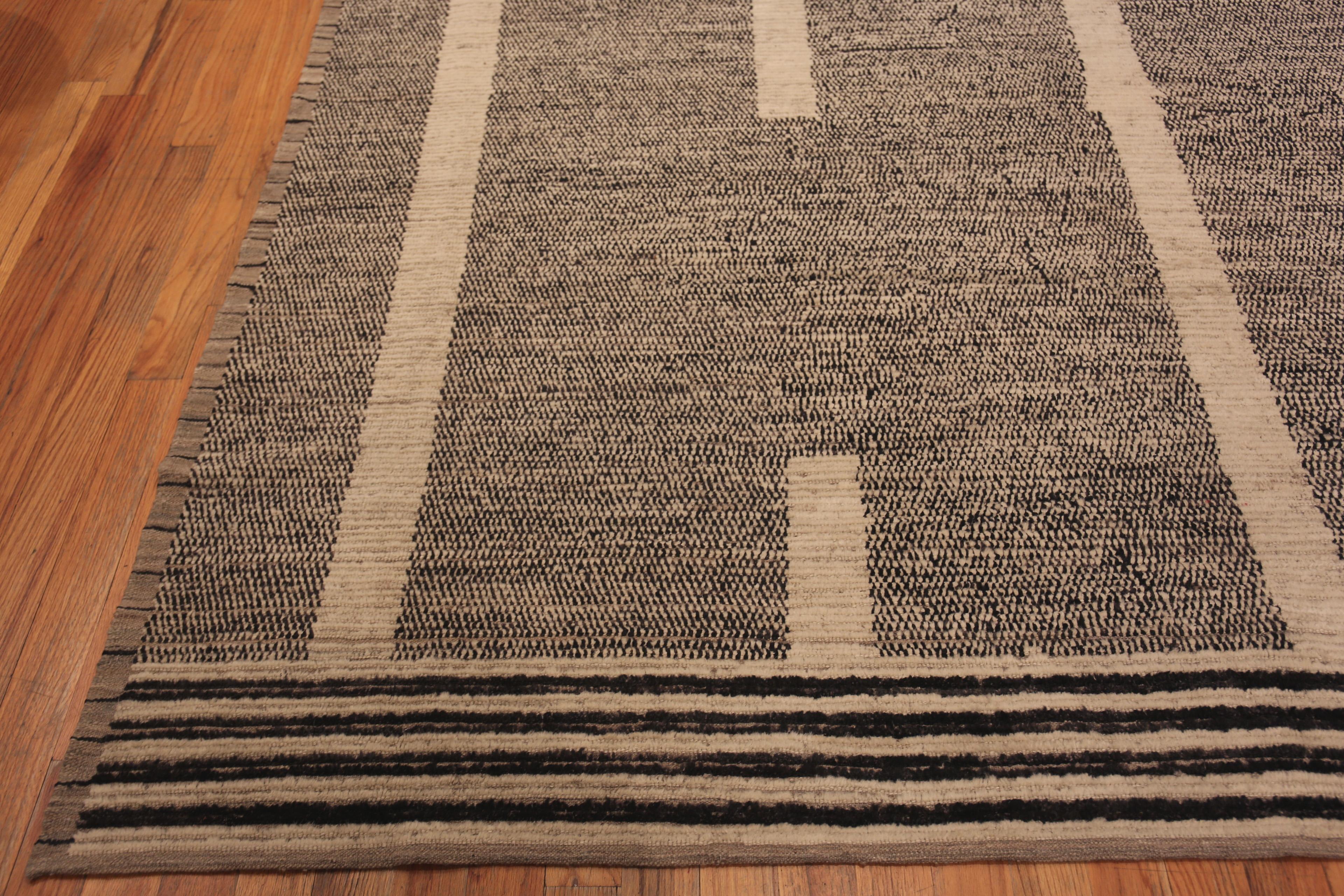 Nazmiyal Collection Zeitgenössischer Brauner Zentralasiatischer Teppich. 14 ft x 19 ft 2 in im Zustand „Gut“ im Angebot in New York, NY