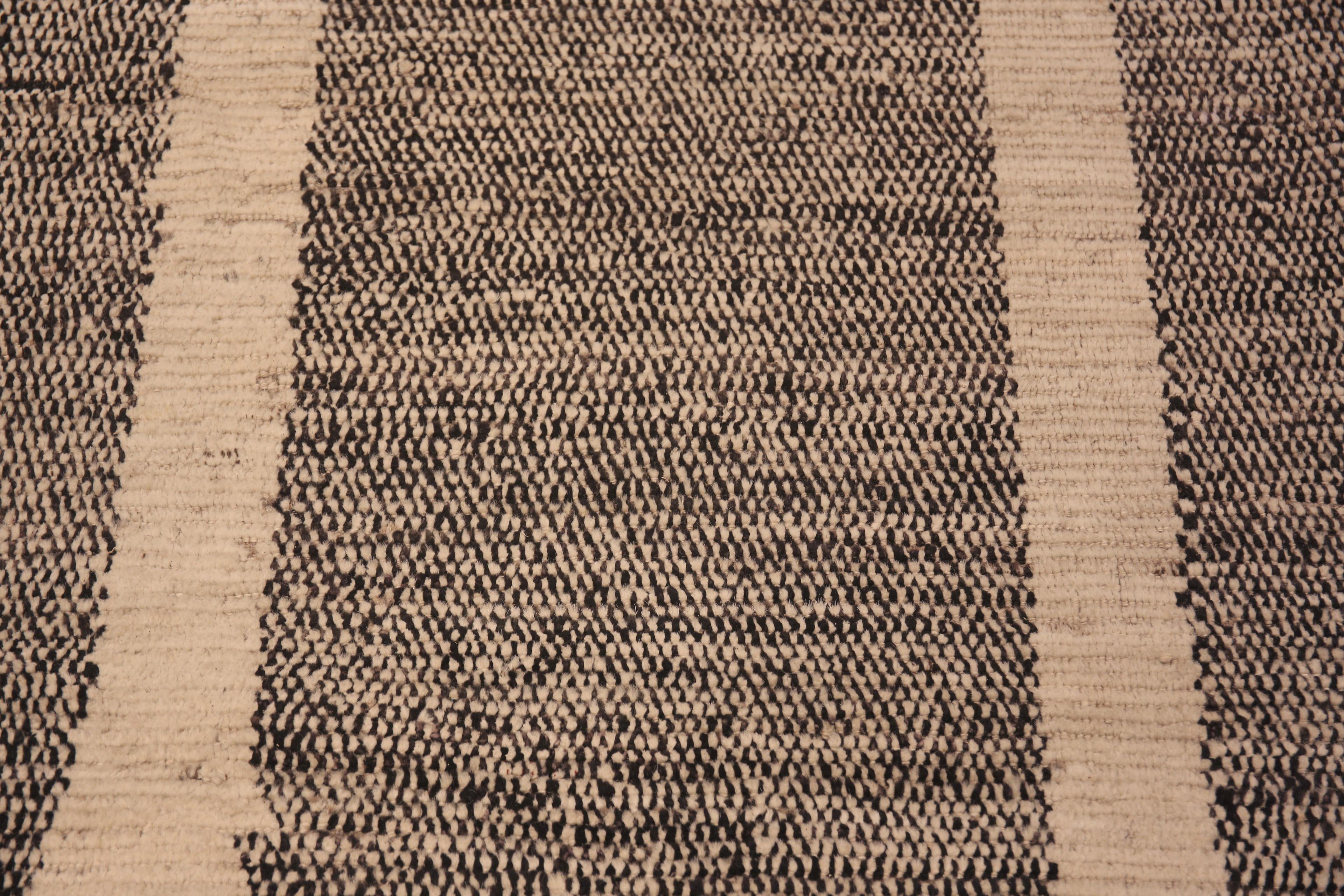Nazmiyal Collection Zeitgenössischer Brauner Zentralasiatischer Teppich. 14 ft x 19 ft 2 in (21. Jahrhundert und zeitgenössisch) im Angebot