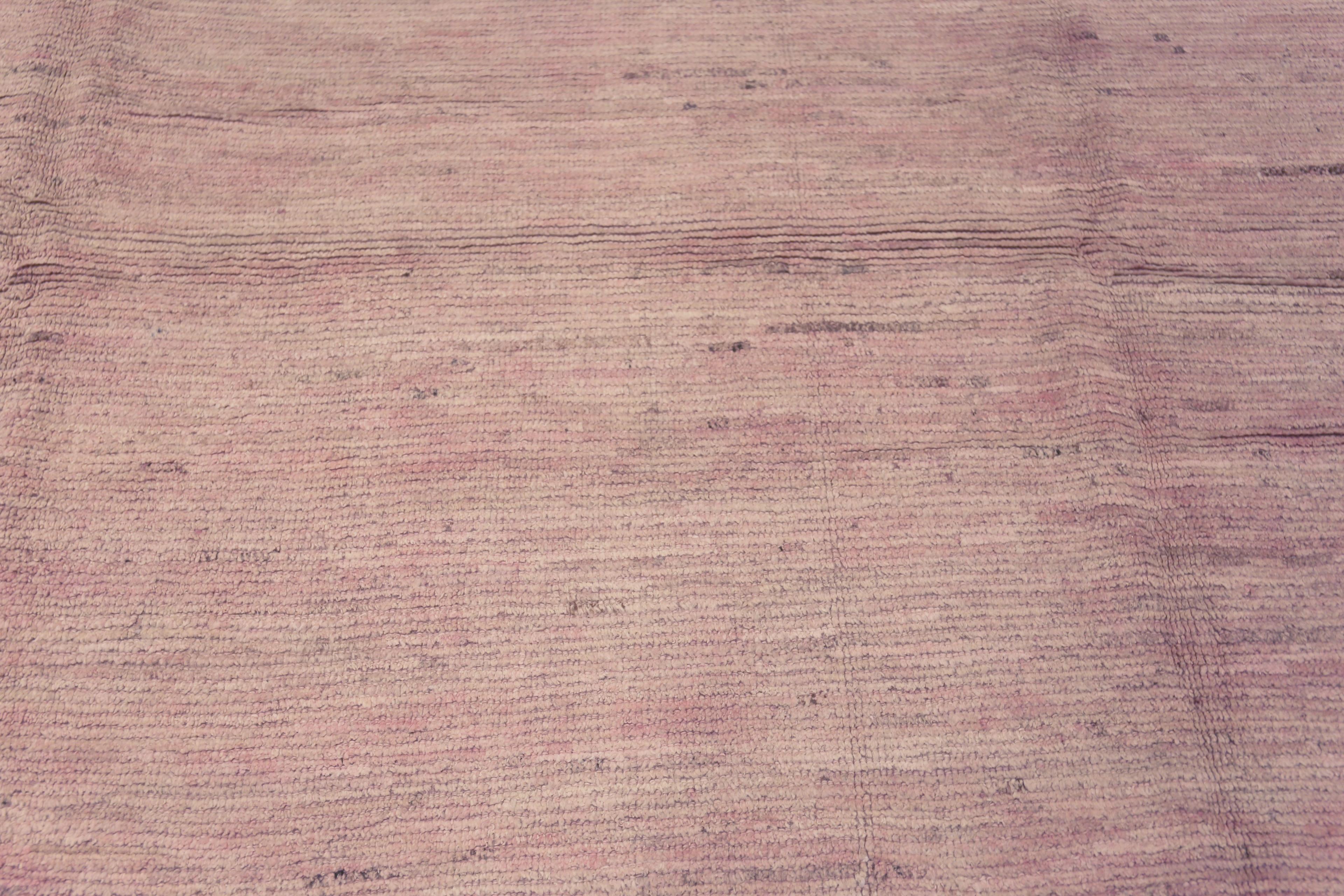 Un tapis décoratif de couleur crème douce corail Abrash solide abstrait moderne, Pays d'origine : Asie Centrale, Circa Date : Tapis moderne 