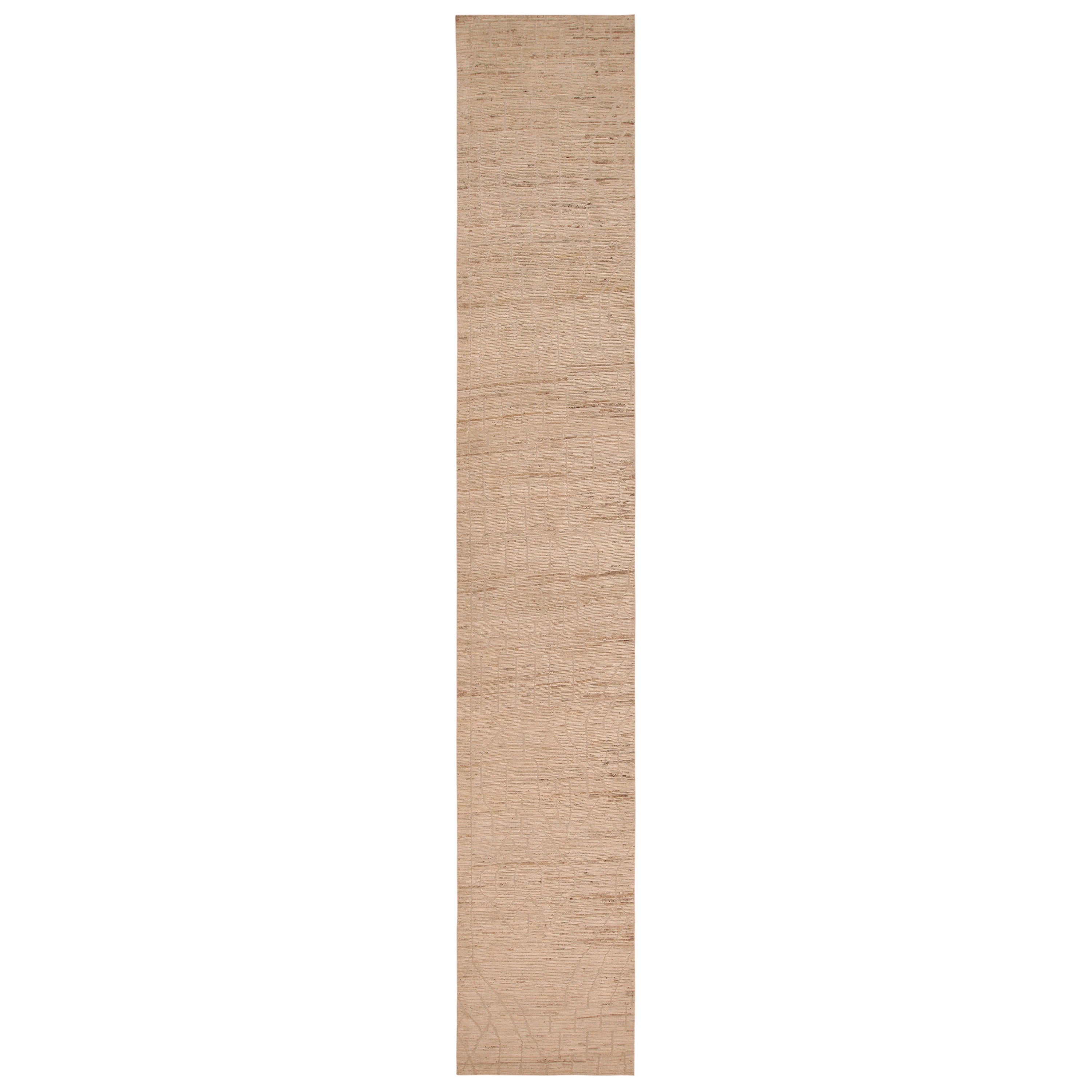 Nazmiyal Kollektion Cremefarbener moderner Läufer im marokkanischen Design 3 ft x 18 ft 7 in im Angebot