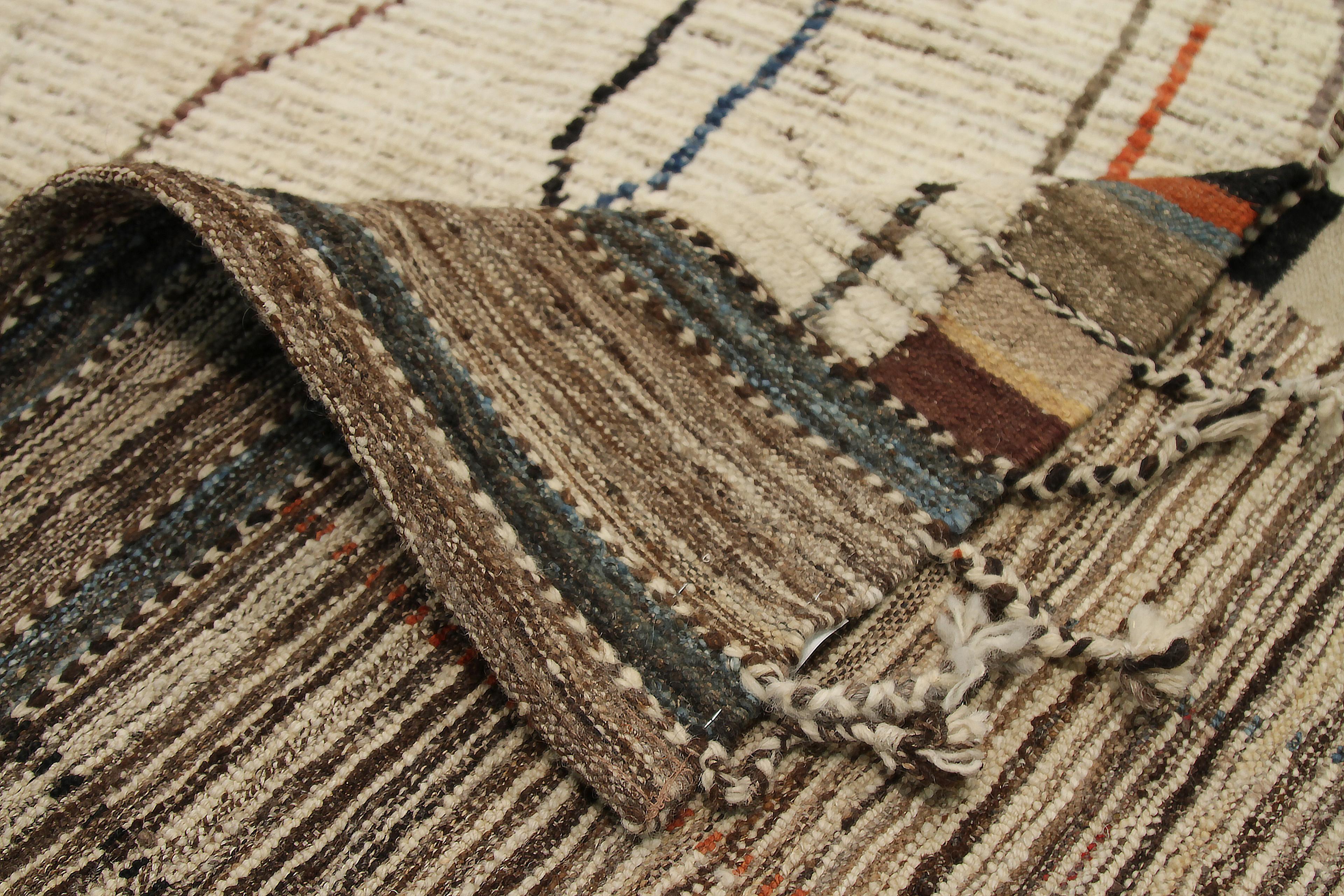 Nazmiyal Collection Cream Geometric Modern Distressed Rug. 9 ft 6 in x 12 ft 3in In New Condition In New York, NY