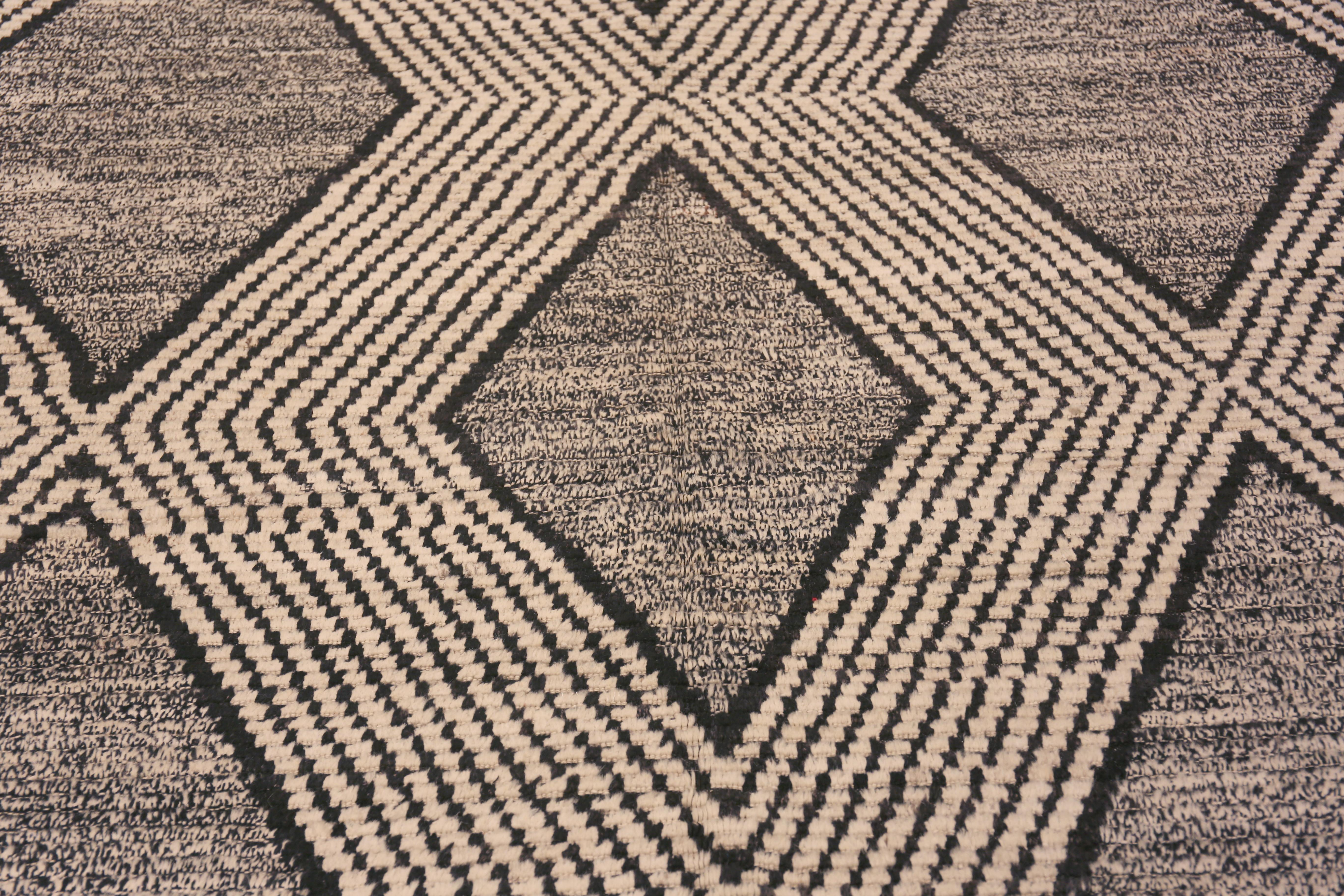 Elegant Luxurious Decorative Diamond Design Modern Large Area Rug, Country of Origin : Asie centrale, Circa date : Tapis modernes 