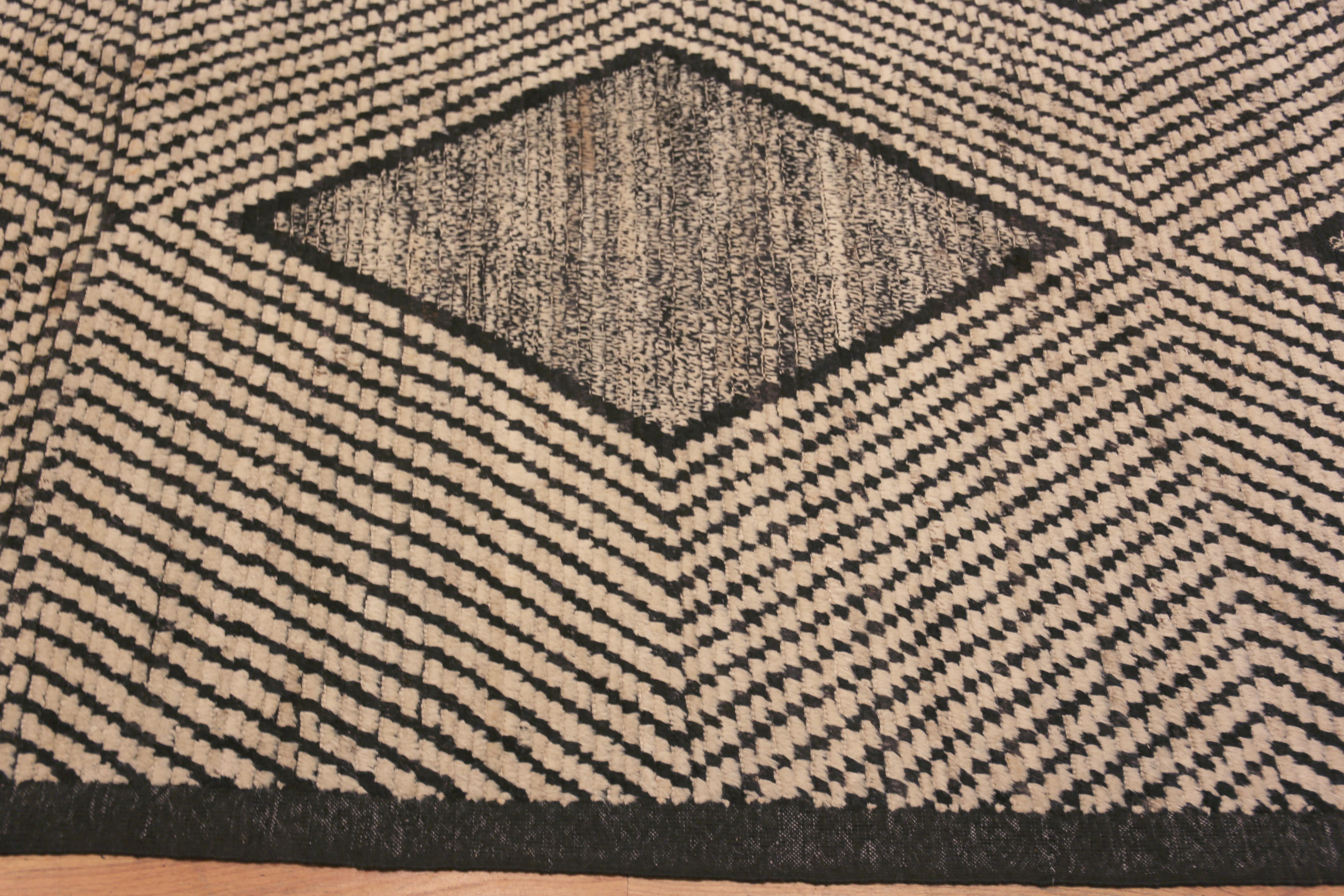 Tapis moderne à motifs de diamants de la collection Nazmiyal, largeur 13'2