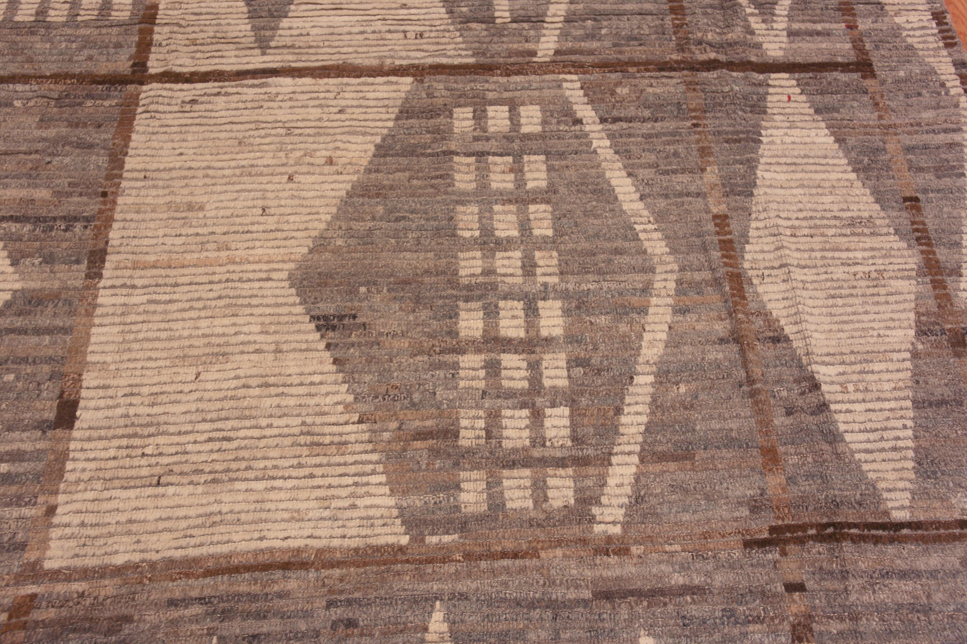 Tapis de sol moderne à design géométrique tribal, gris neutre, crème et marron, Pays d'origine : Asie centrale, Circa date : Modern Rugs