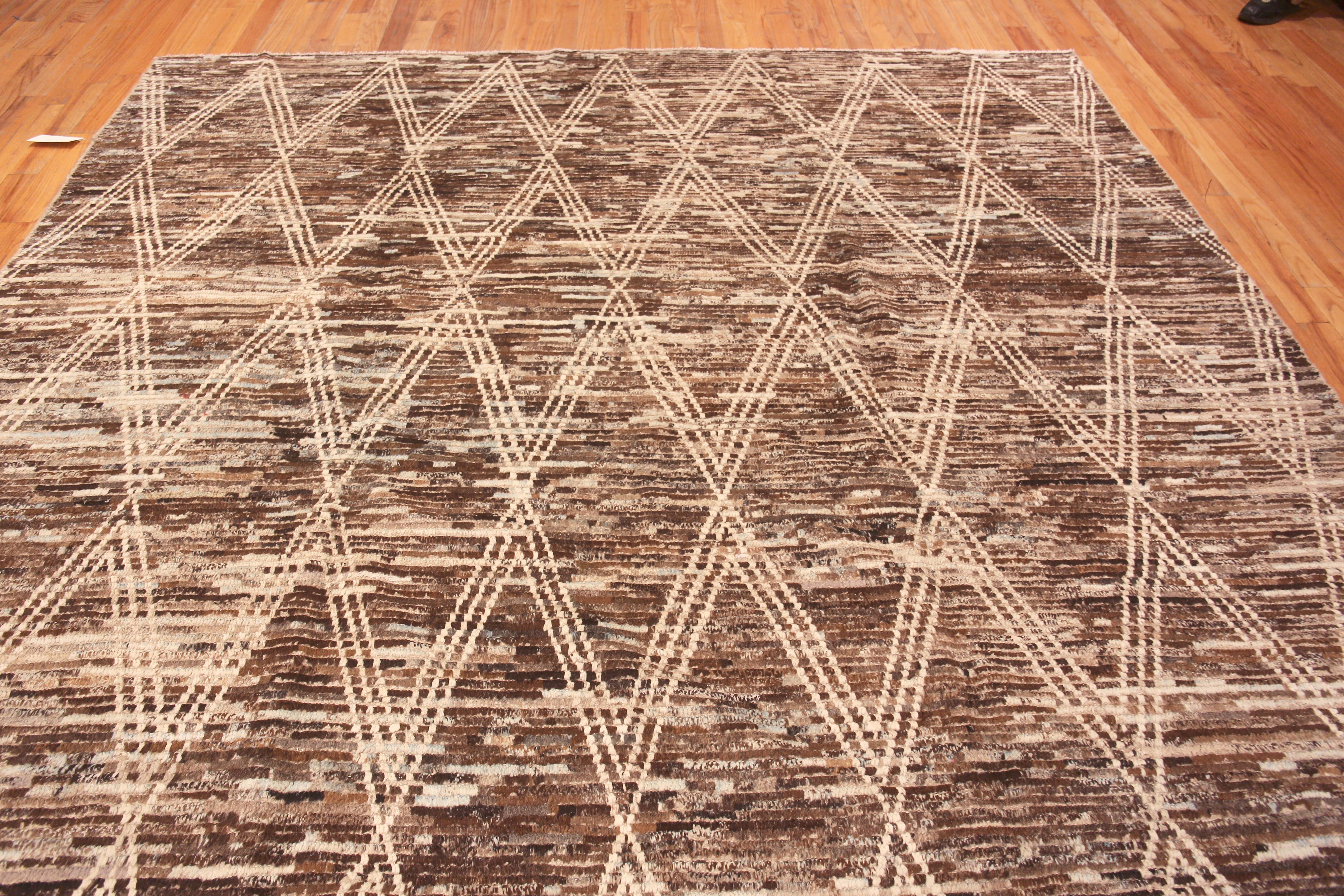 Un magnifique fond de couleur brun terreux, un motif géométrique tribal en forme de diamant, un tapis de sol moderne, Pays d'origine : Asie centrale, Circa Date : Tapis moderne
