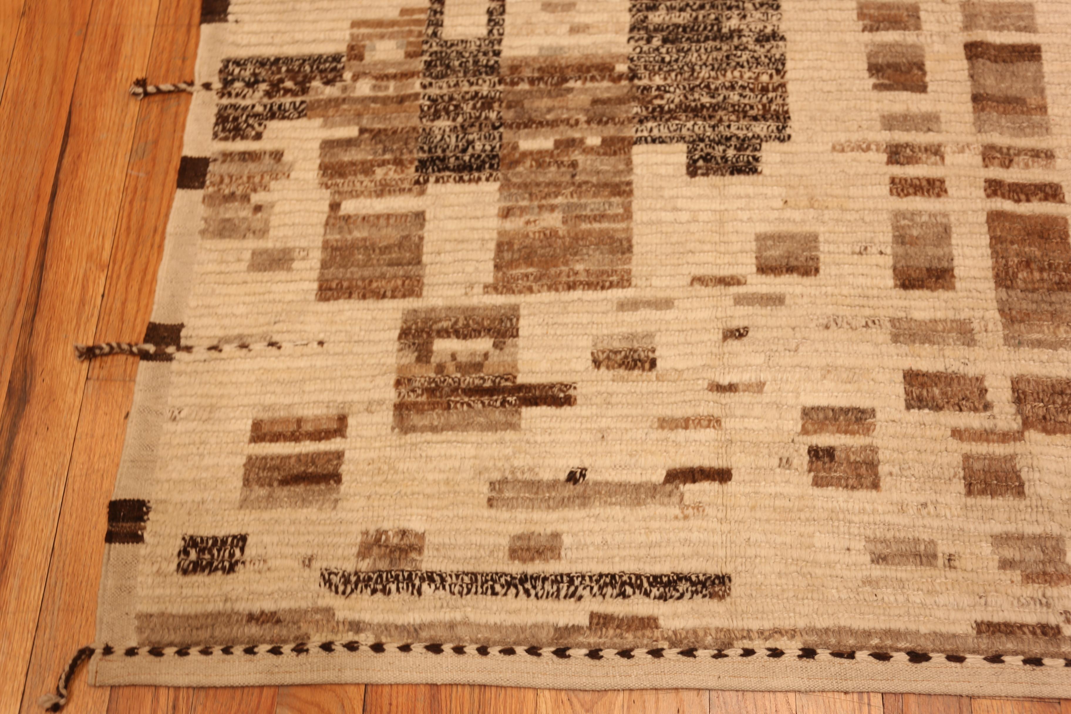 Nazmiyal Collection erdigen modernen Teppich 4 ft 2 in x 6 ft 8 in (Zentralasiatisch) im Angebot