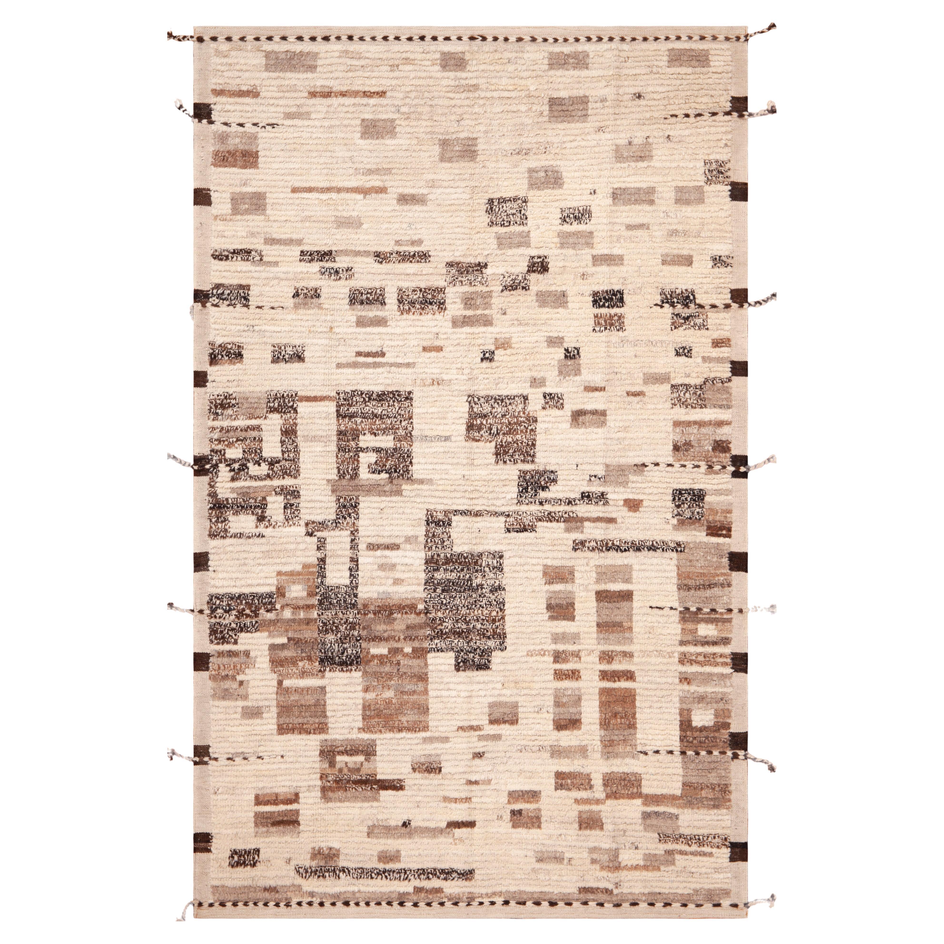 Nazmiyal Collection erdigen modernen Teppich 4 ft 2 in x 6 ft 8 in im Angebot