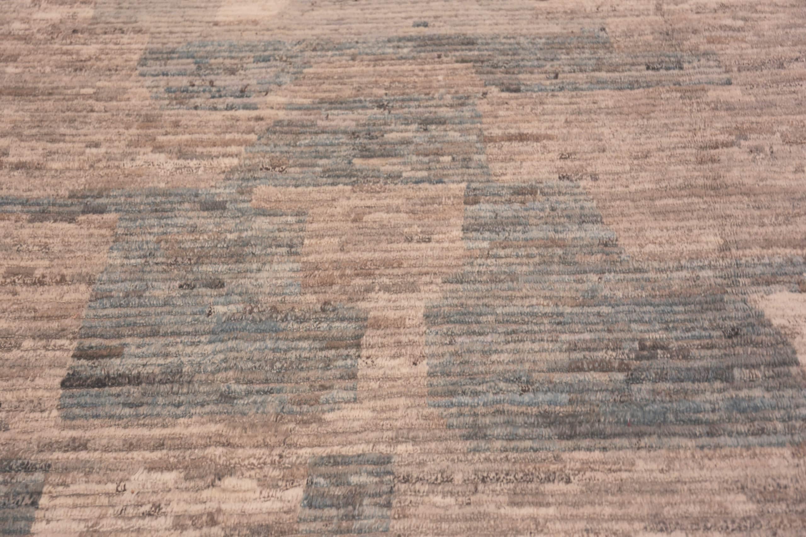 Moderner zentralasiatischer Teppich der Nazmiyal Kollektion in Erdtönen in Erdtönen. 13 ft 10 in x 16 ft 1 im Zustand „Gut“ im Angebot in New York, NY