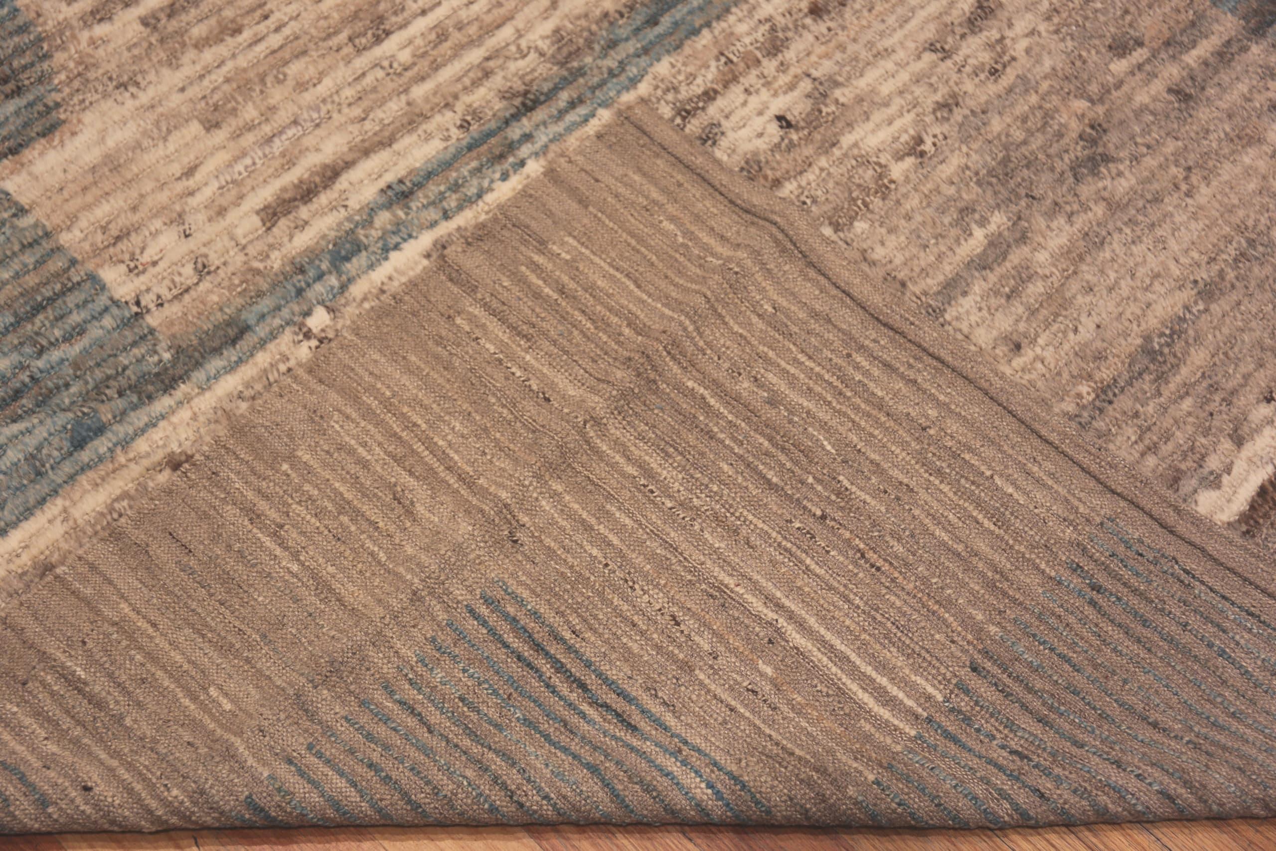 Moderner zentralasiatischer Teppich der Nazmiyal Kollektion in Erdtönen in Erdtönen. 13 ft 10 in x 16 ft 1 (21. Jahrhundert und zeitgenössisch) im Angebot