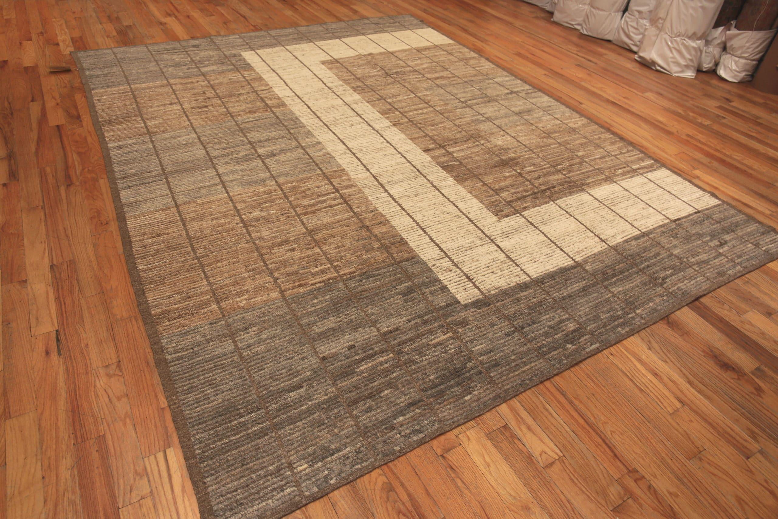 Nazmiyal Collection Earthy Tones Modern Decorative Rug. 9 ft 3 in x 12 ft In Good Condition For Sale In New York, NY