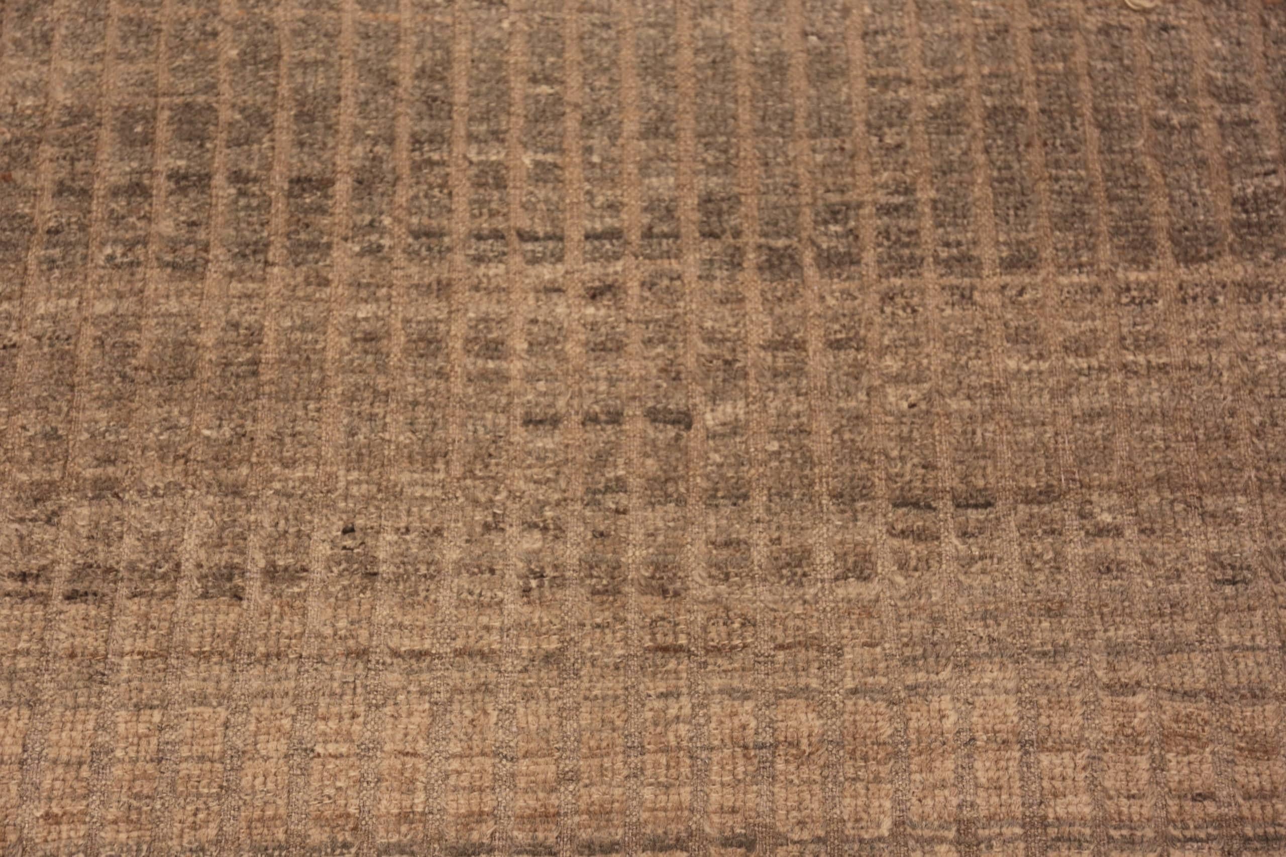 Nazmiyal Collection Earthy Tones Modern Moroccan Rug. 3 ft x 9 ft 8 in  In New Condition For Sale In New York, NY