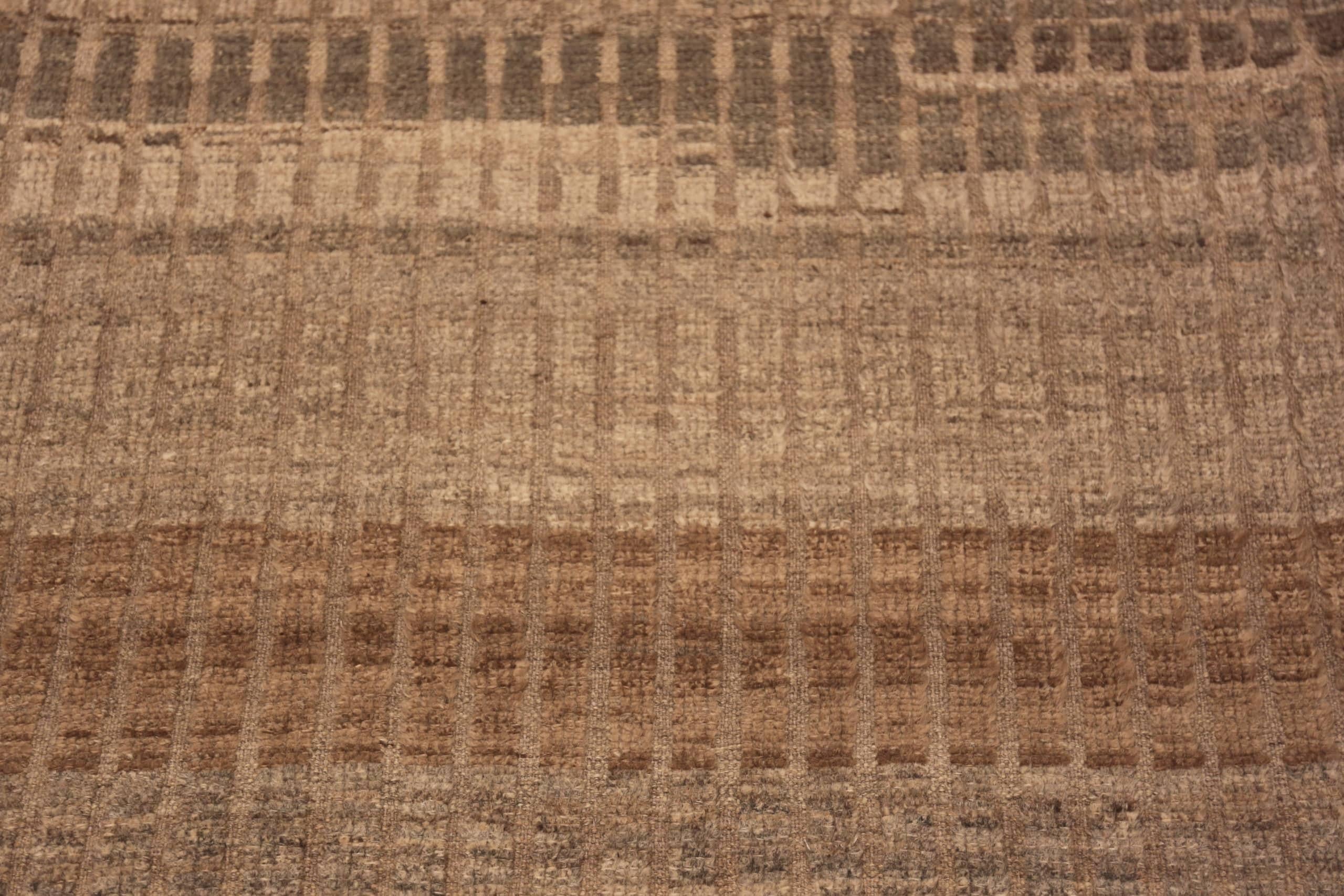 Moderner marokkanischer Teppich der Nazmiyal Kollektion in Erdtönen. 3 ft x 9 ft 8 in  (21. Jahrhundert und zeitgenössisch) im Angebot