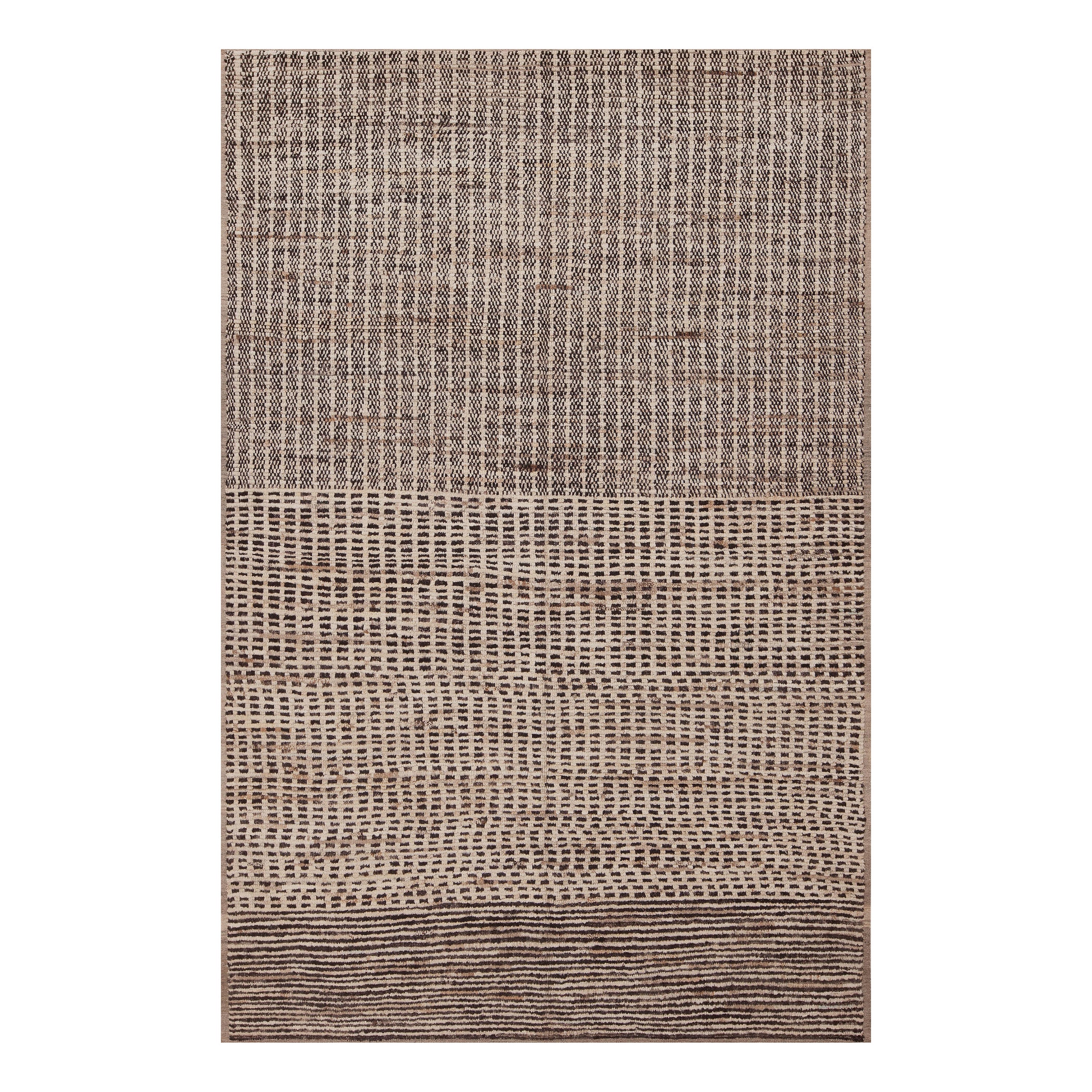 Collection Nazmiyal - Tapis abstrait primitif moderne et élégant - 6'2' x 8'11" en vente