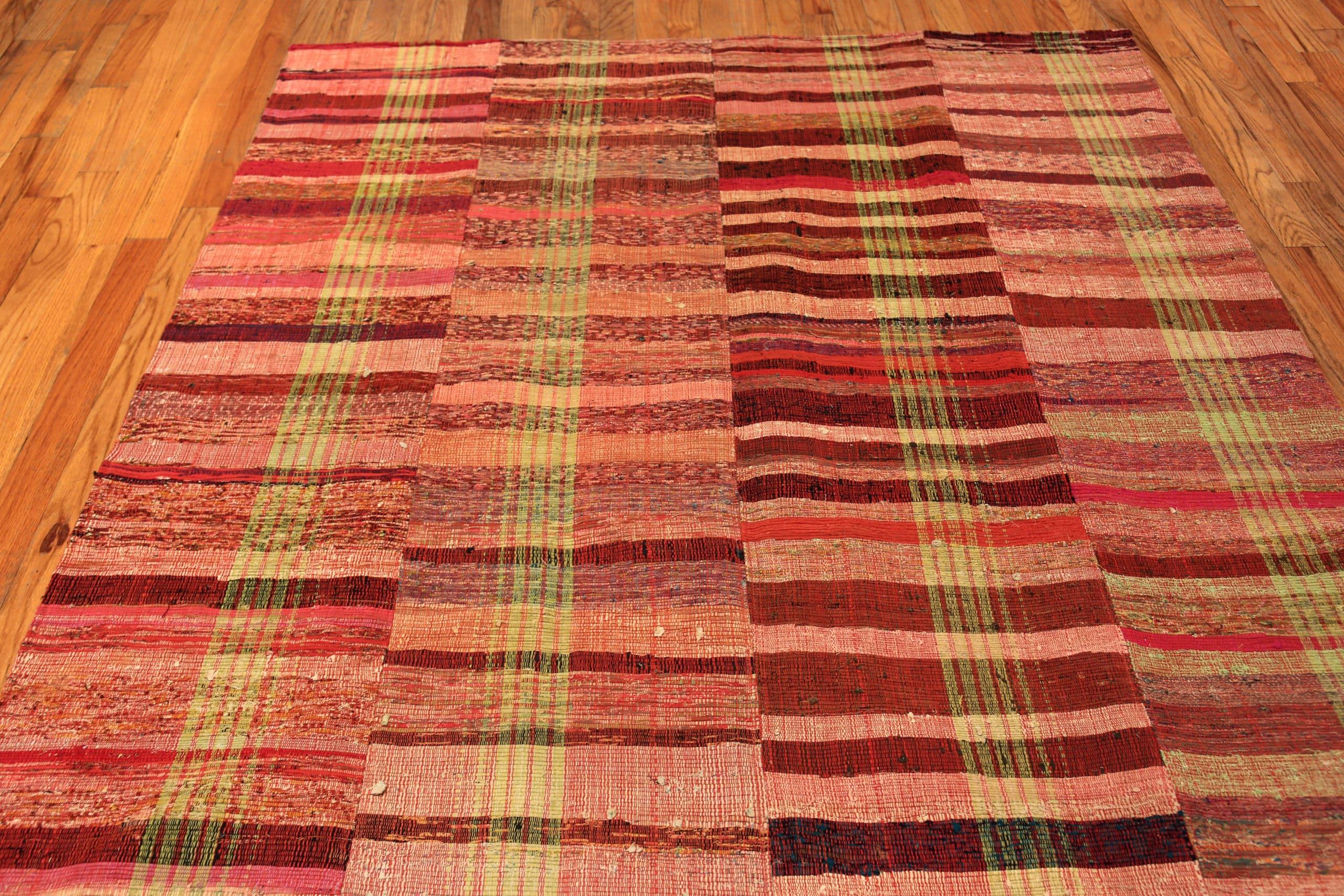 Beautiful Eye-Catching Modern Turkish Rag Rug, Country of Origin: Modern Turkish Rugs, Circa Date: Modern – Shades of red are making news this year in the world of design. Colors of the year include Benjamin Moore’s Raspberry Blush, and Pantone