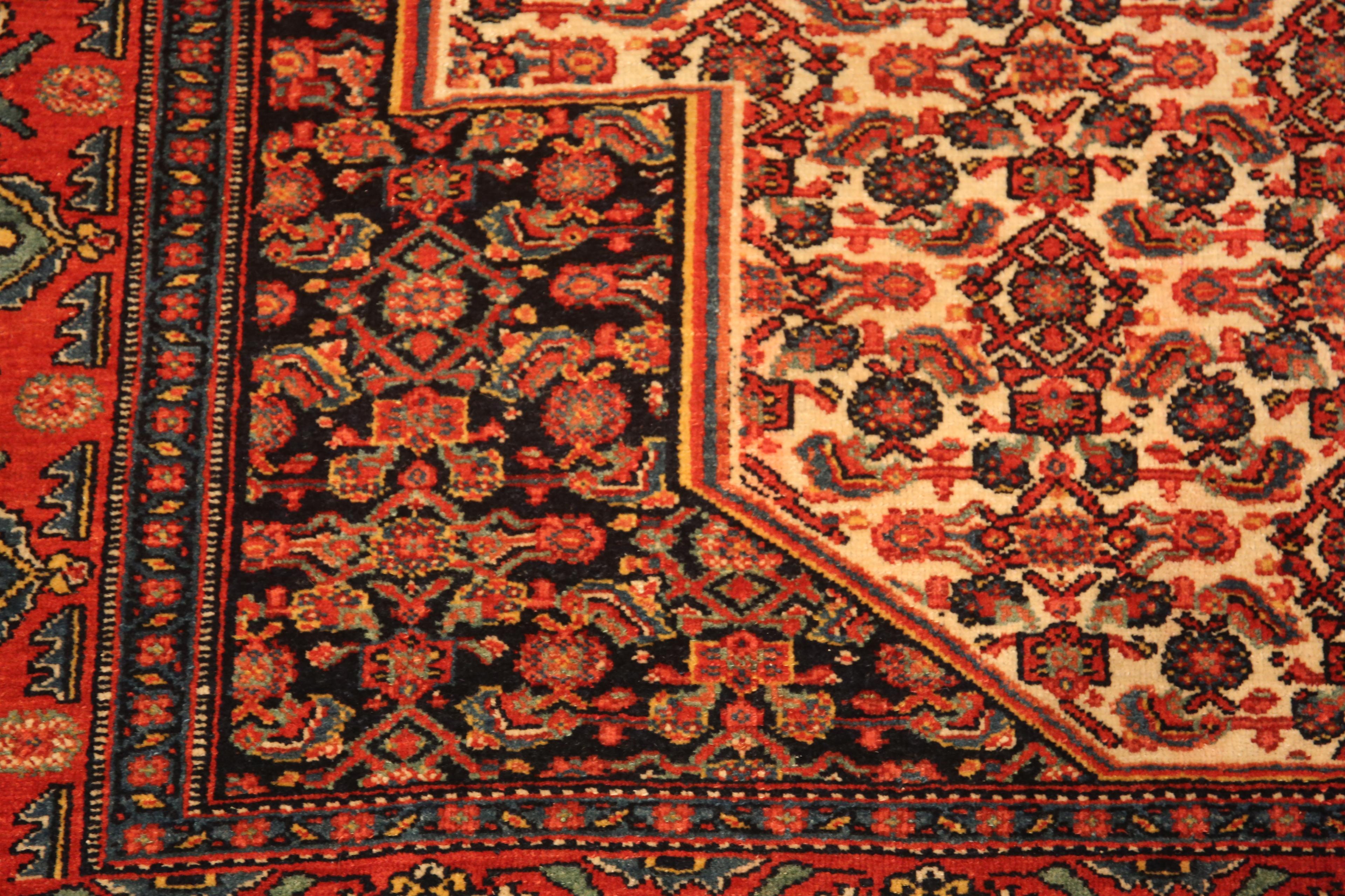 Fine Antique Persian Senneh Rug. 4 ft 3 in x 6 ft 11 in In Good Condition For Sale In New York, NY
