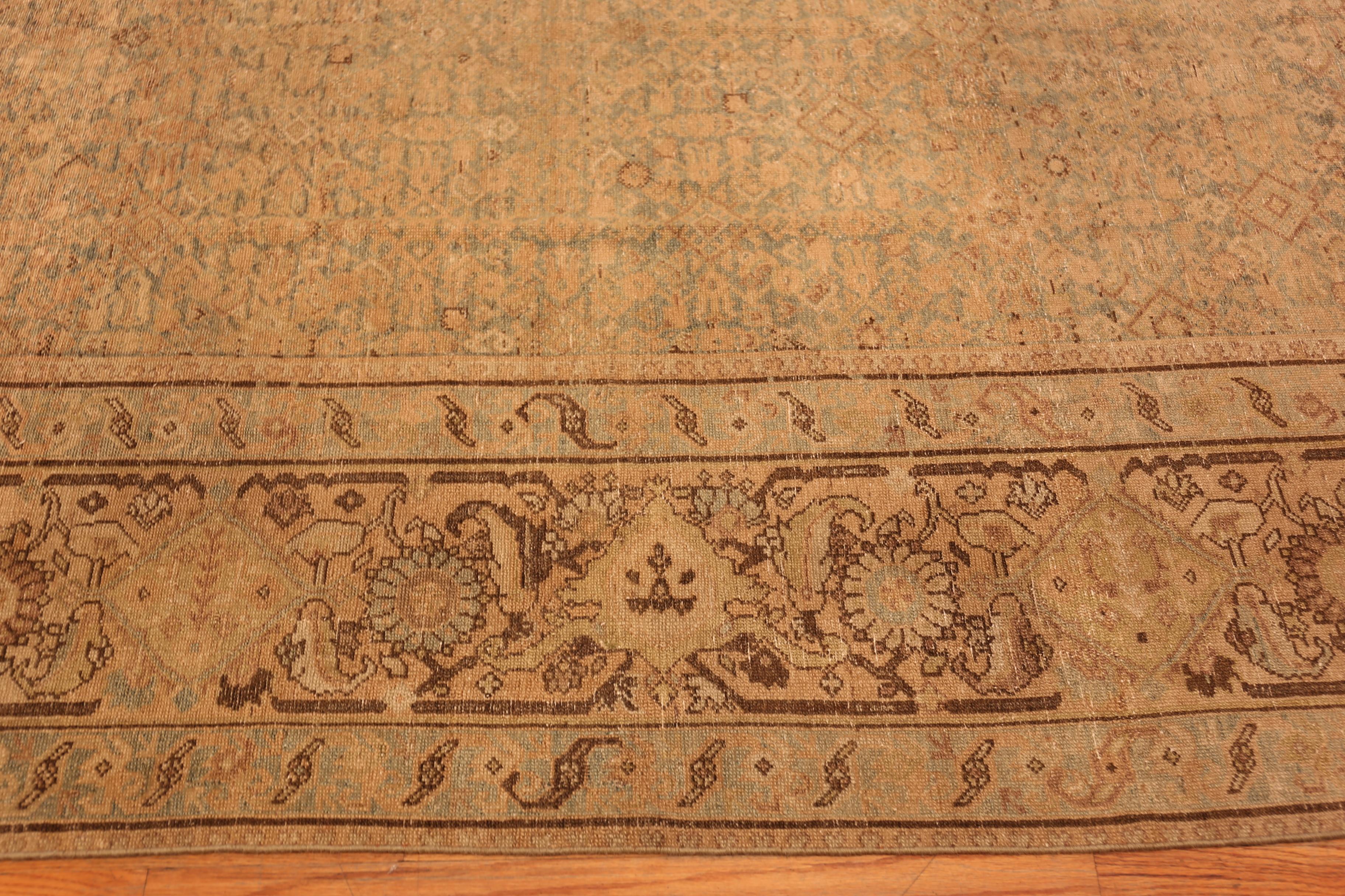 Neutraler Ton Floral Trim Großer Antiker Persischer Malayer Teppich, Herkunftsland: Persien, CIRCA Datum: 1920