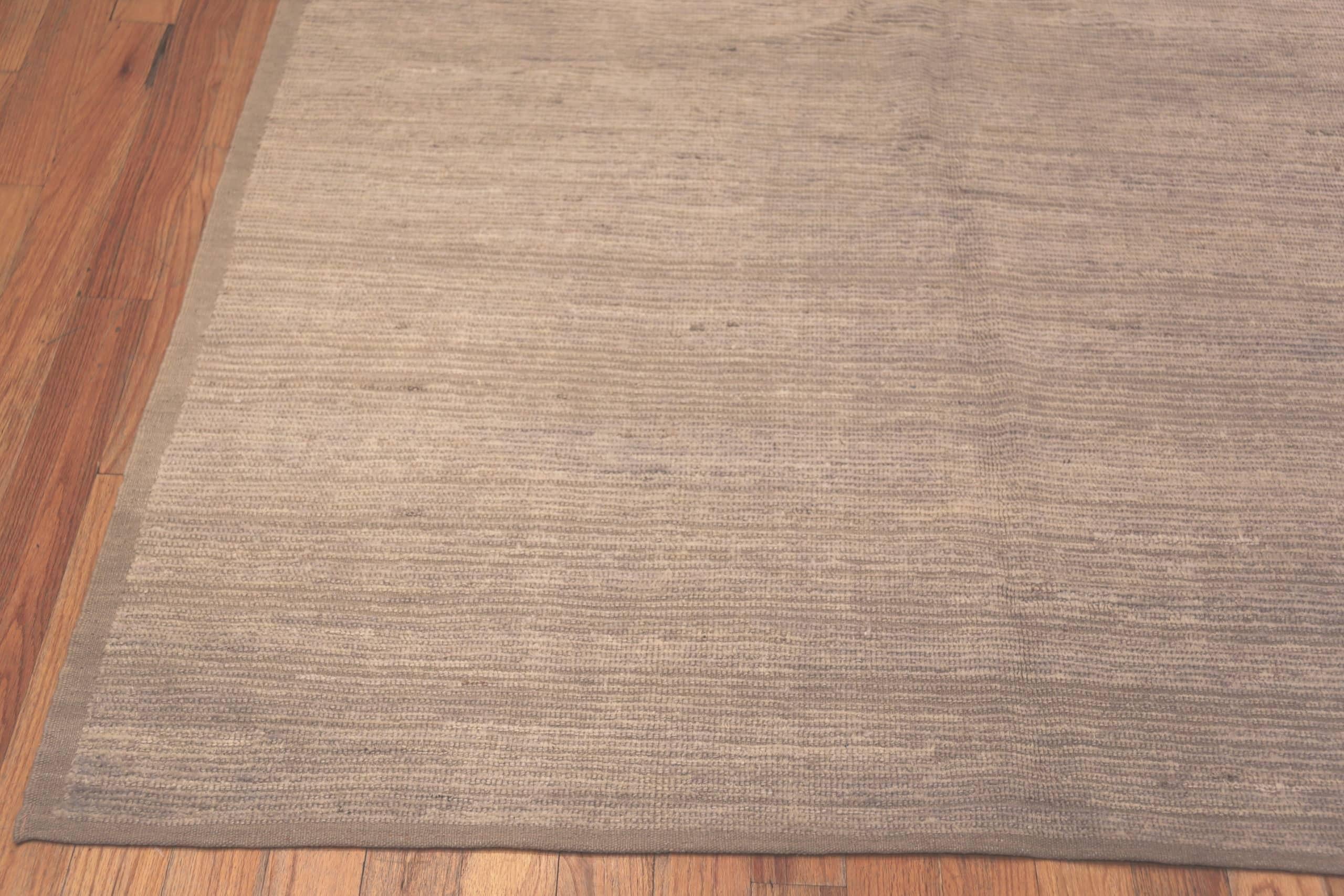 Nazmiyal Collection Gentle Tone Minimalist Modern Rug. 9 ft 6 in x 13 ft 10 in In Good Condition For Sale In New York, NY