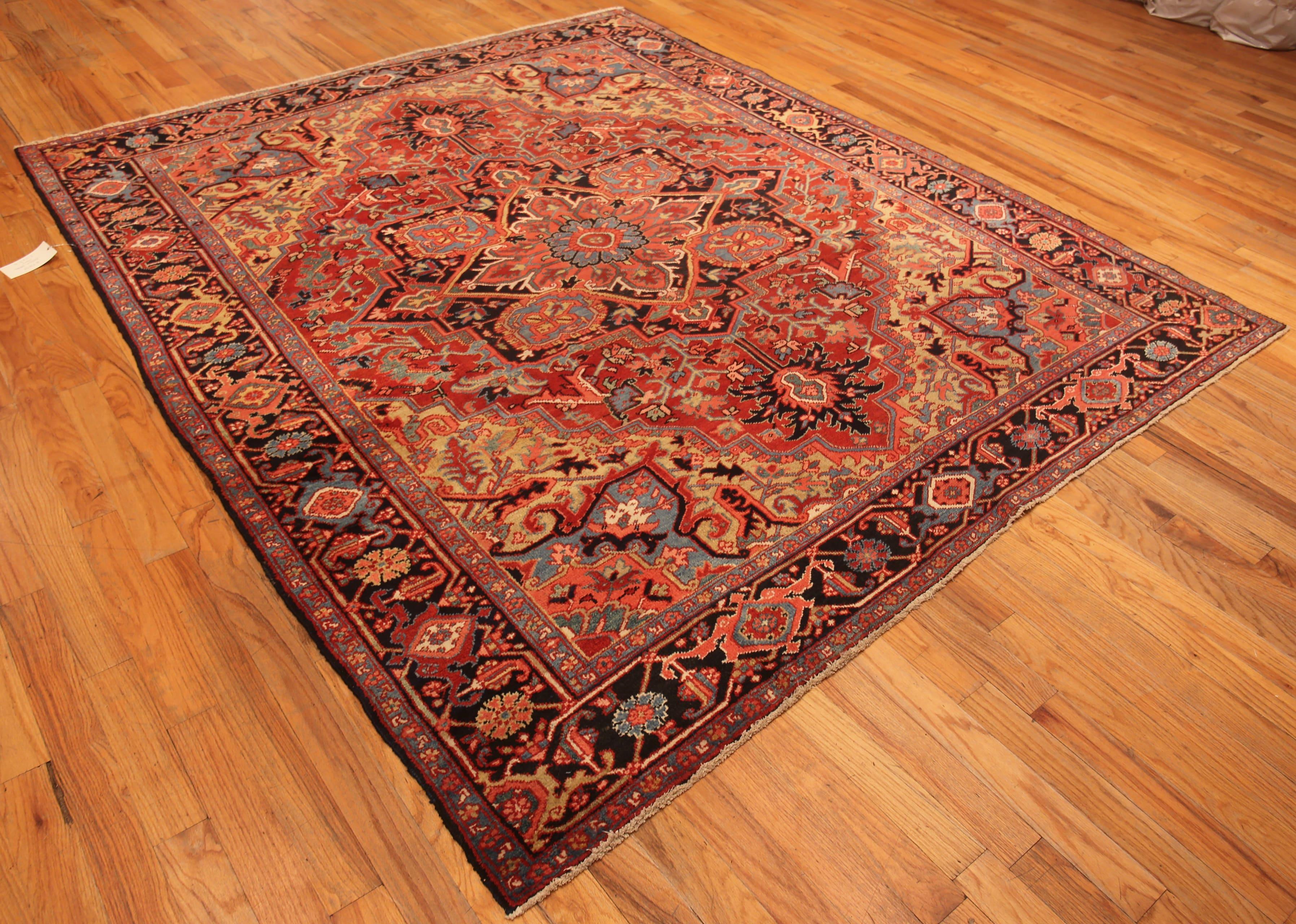 Room Size Tribal Geometric Antique Heriz Serapi Area Rug, Country of origin : Tapis persans anciens, Circa date : 1920