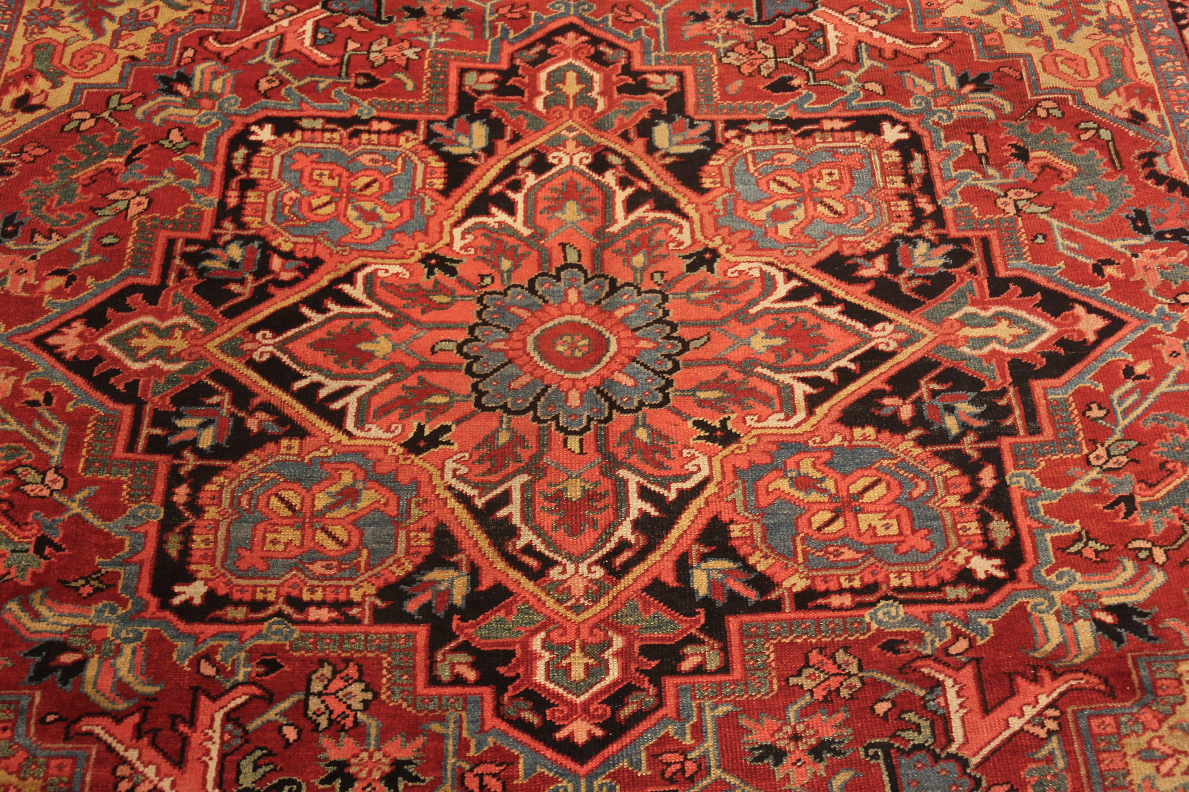 Perse Collection Nazmiyal Collection Geometric Anchor Medallion Heriz Serapi Rug 8 ft x 9 ft 2 in en vente