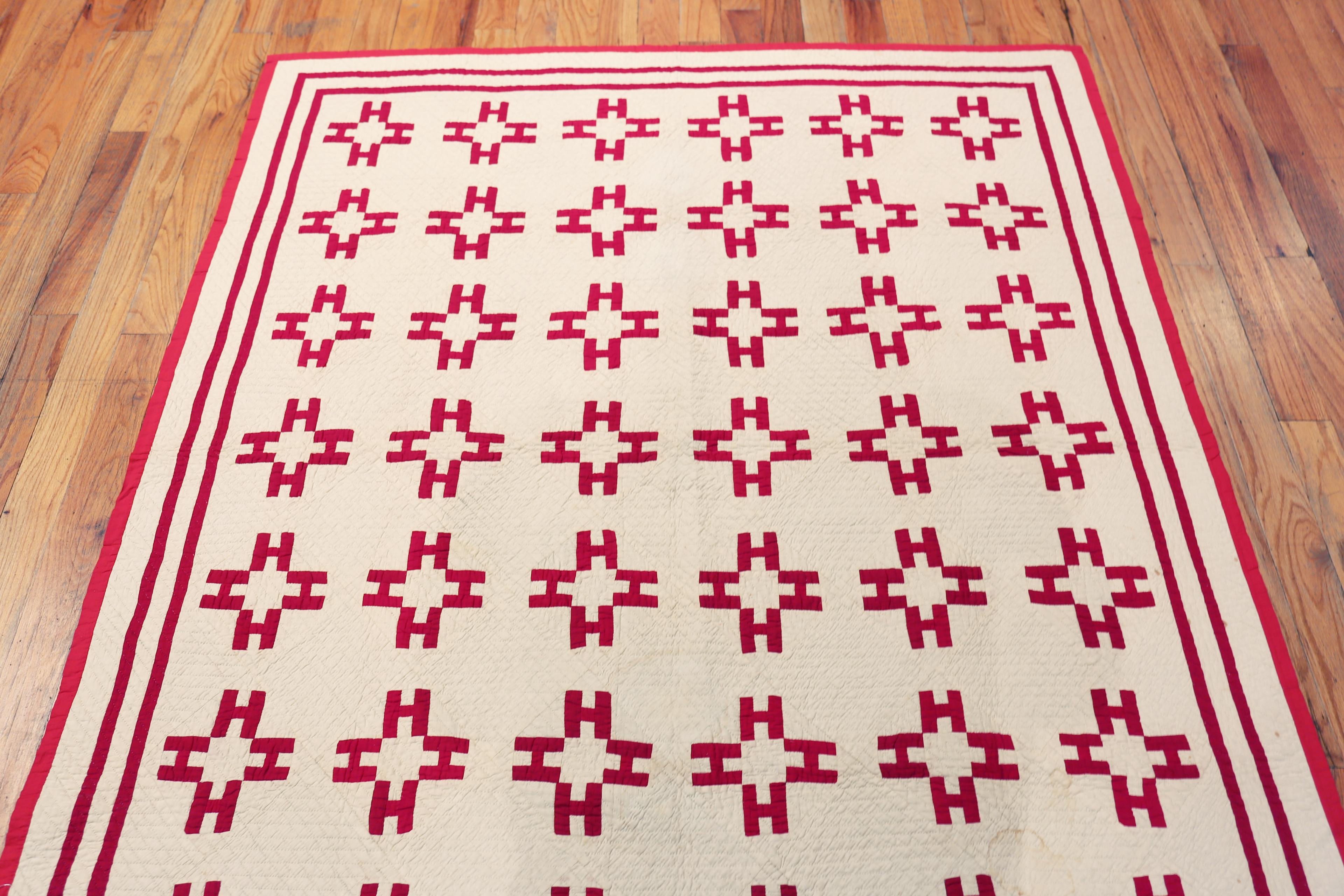 Nazmiyal Collection Geometric Antique American Quilt 5 ft 4 in x 6 ft 2 in (Amerikanische Klassik) im Angebot