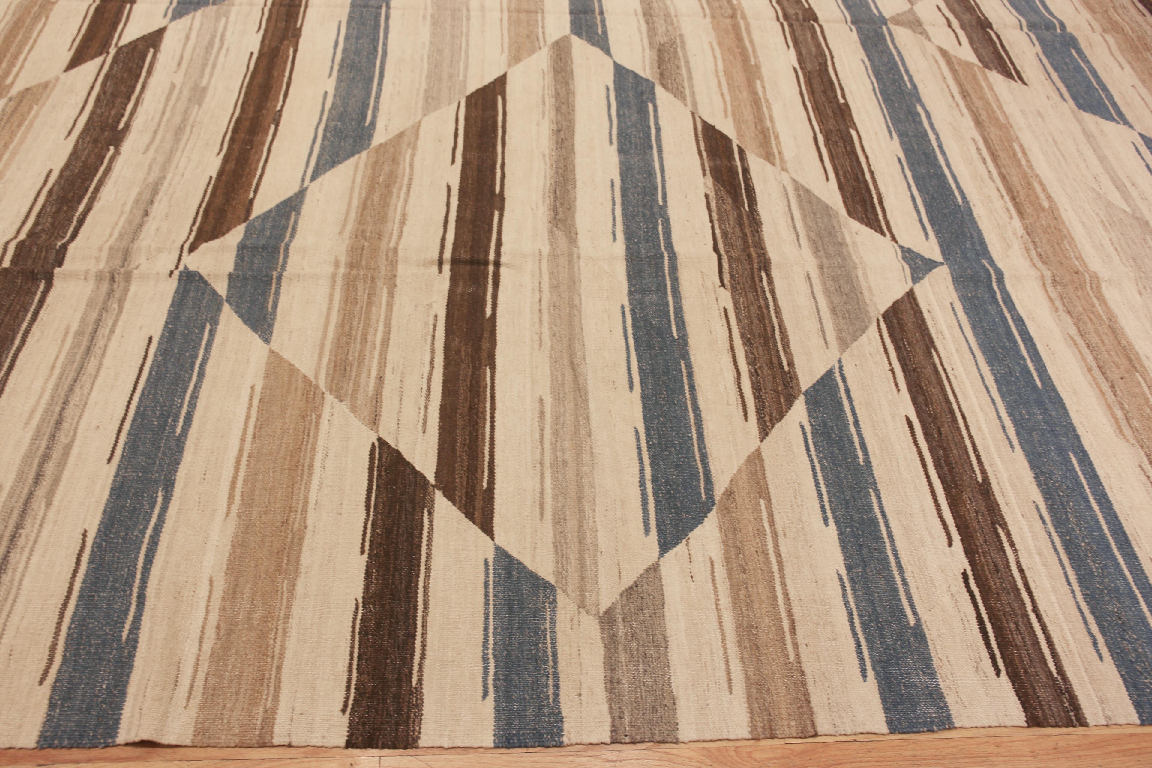 Moderne Tapis Kilim à tissage plat moderne à motifs géométriques Collection Nazmiyal, 13' x 15'9