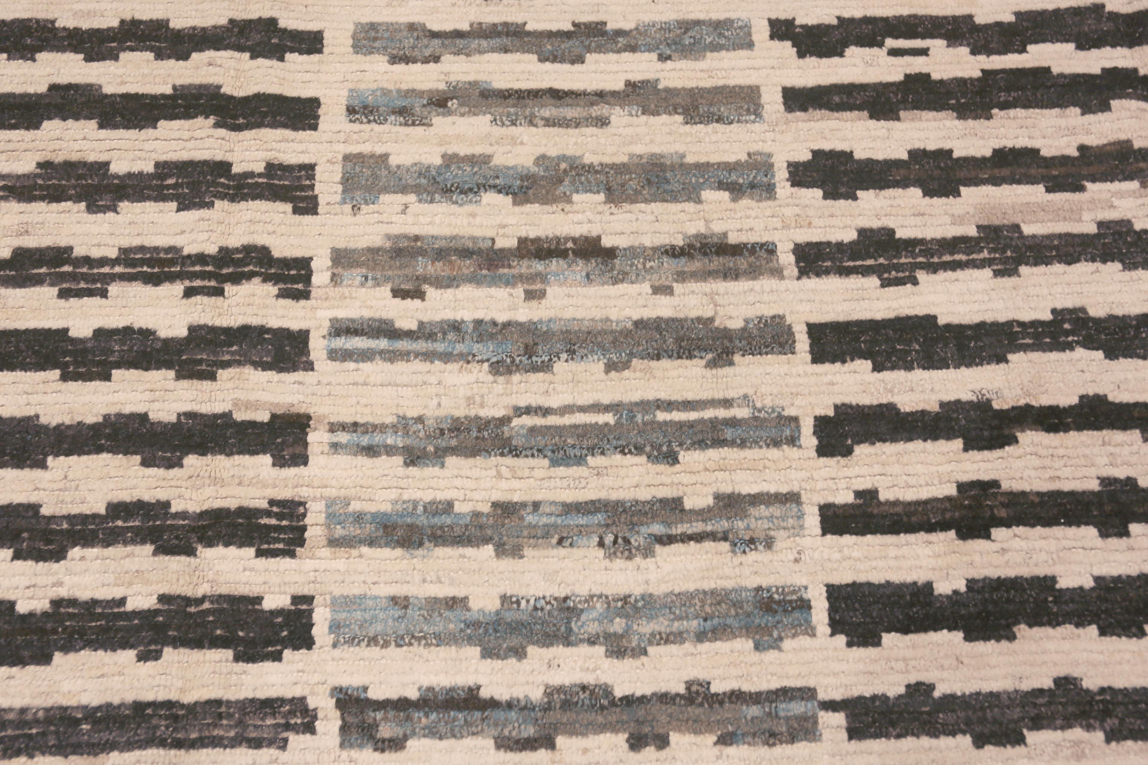Tapis de sol contemporain fait main, design géométrique moderne en laine, pays d'origine : Asie centrale, Circa / Date : Tapis moderne 