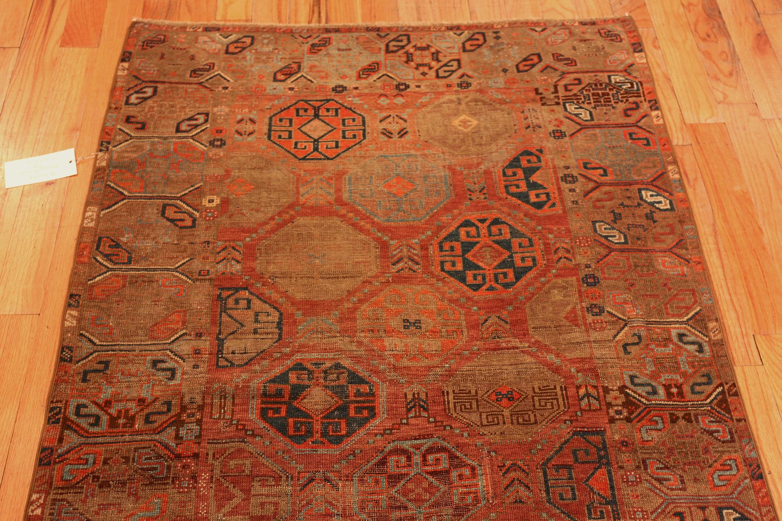 Nazmiyal Collection Geometrisches Design Persisch Baluch Teppich 3 ft 9 in x 5 ft 11 in (Stammeskunst) im Angebot
