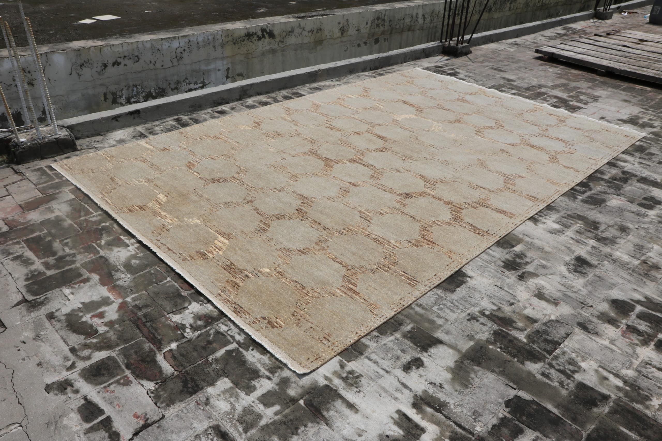 Geometric Modern Transitional Rug. Country of Origin: Pakistan. Circa date: Modern. Size: 7 ft x 12 ft (2.13 m x 3.66 m)












