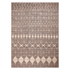 Nazmiyal Collection Alfombra moderna de diseño tribal gris y color crema 9'10" x 13'2