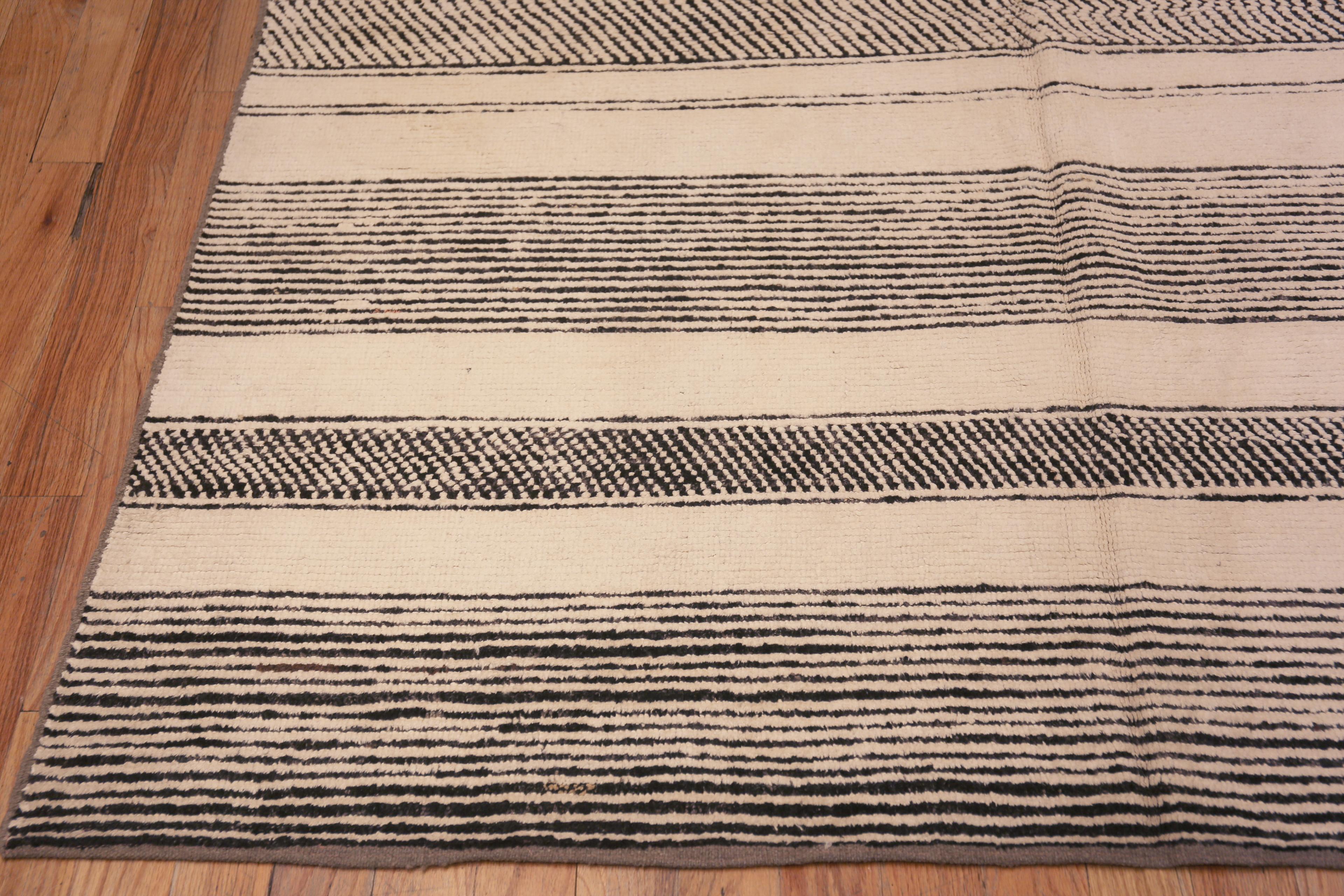 Nazmiyal Collection Handmade Wool Pile Abstract Modern Area Rug 9'4