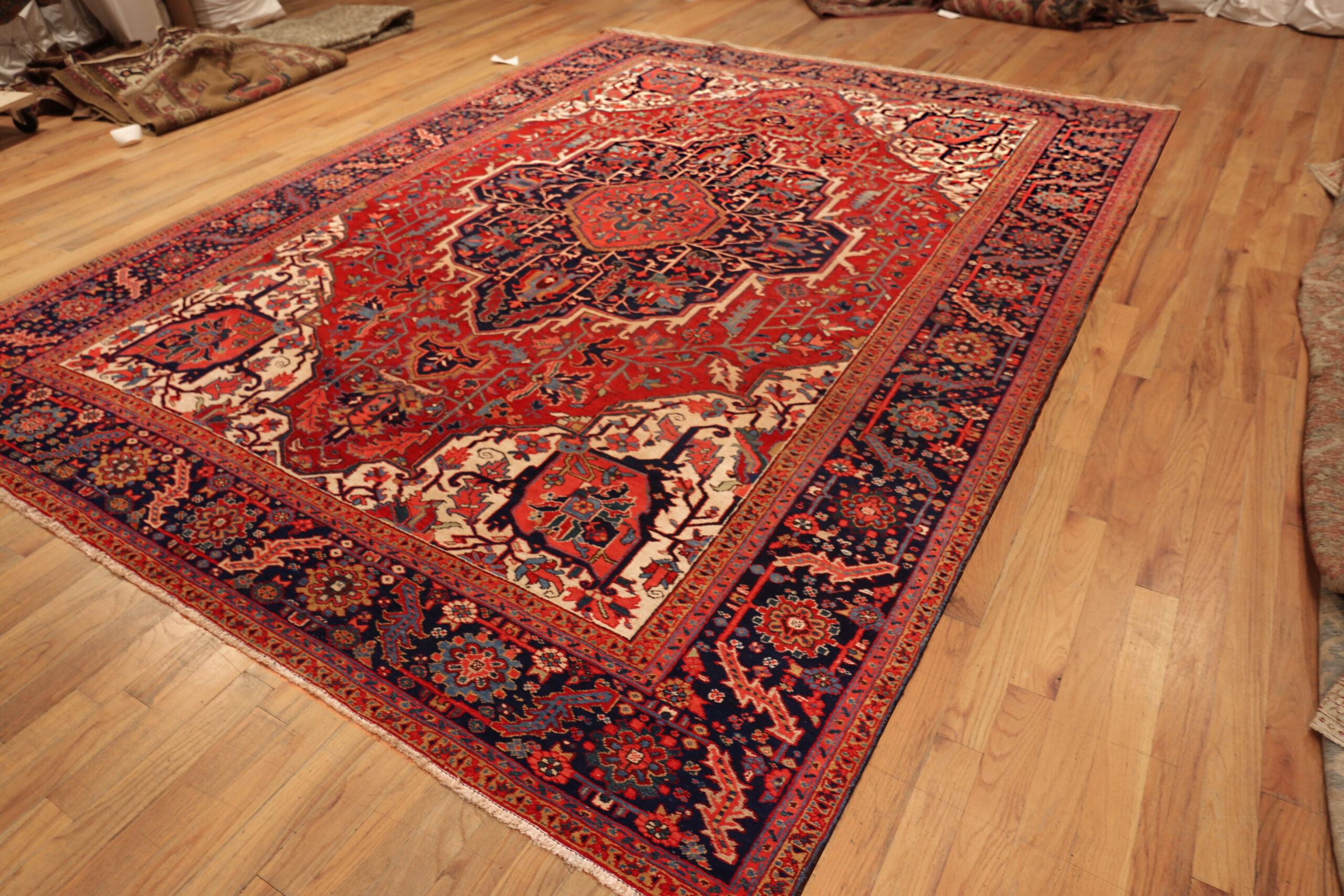 Lana Tappeto persiano antico Nazmiyal Collection Heriz 9 ft 8 in x 13 ft in vendita