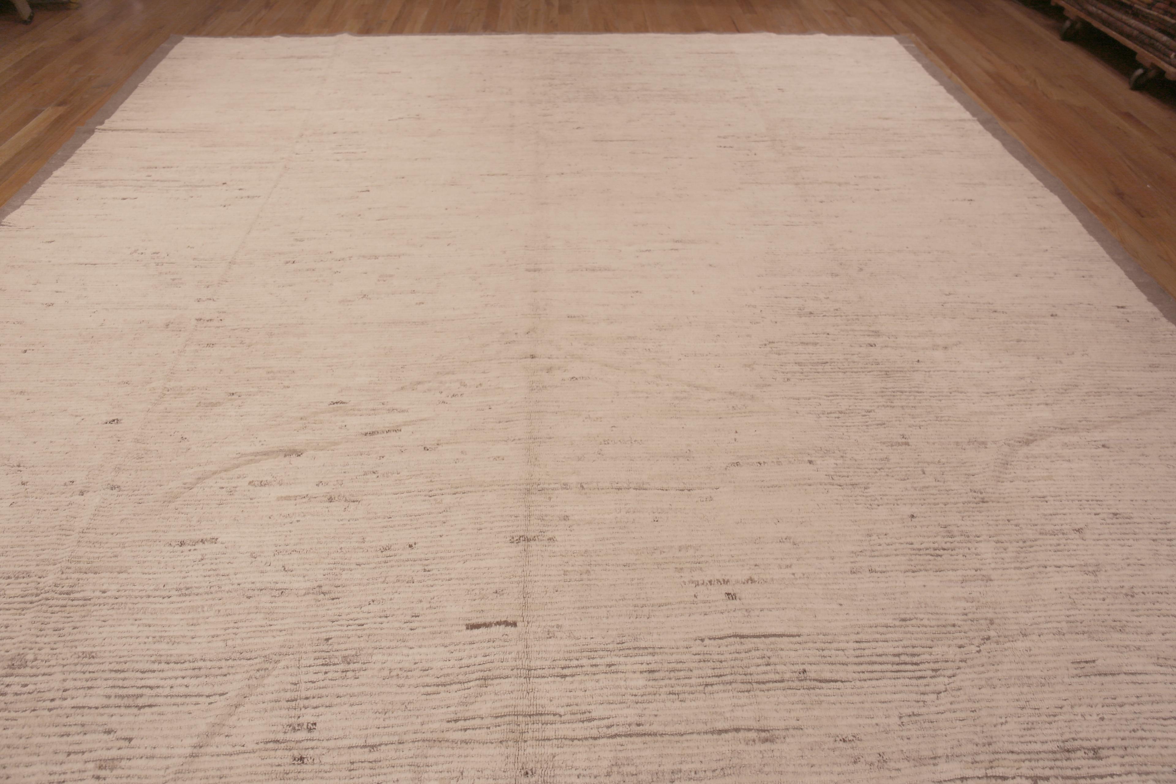 Moderner Wollflorteppich der Nazmiyal Kollektion mit elfenbeinfarbenem Hintergrund 13' x 17'5