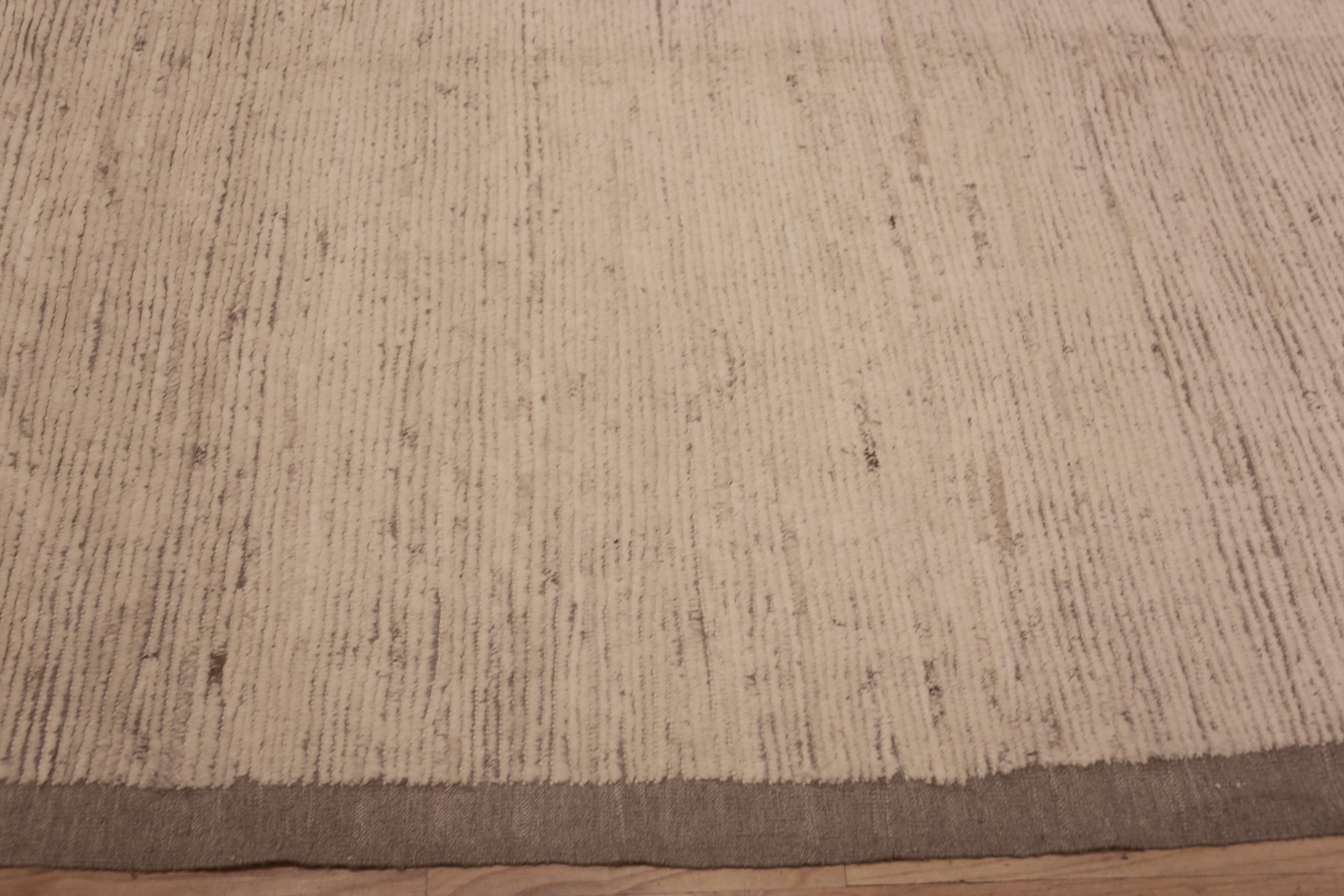 Moderner Wollflorteppich der Nazmiyal Kollektion mit elfenbeinfarbenem Hintergrund 13' x 17'5