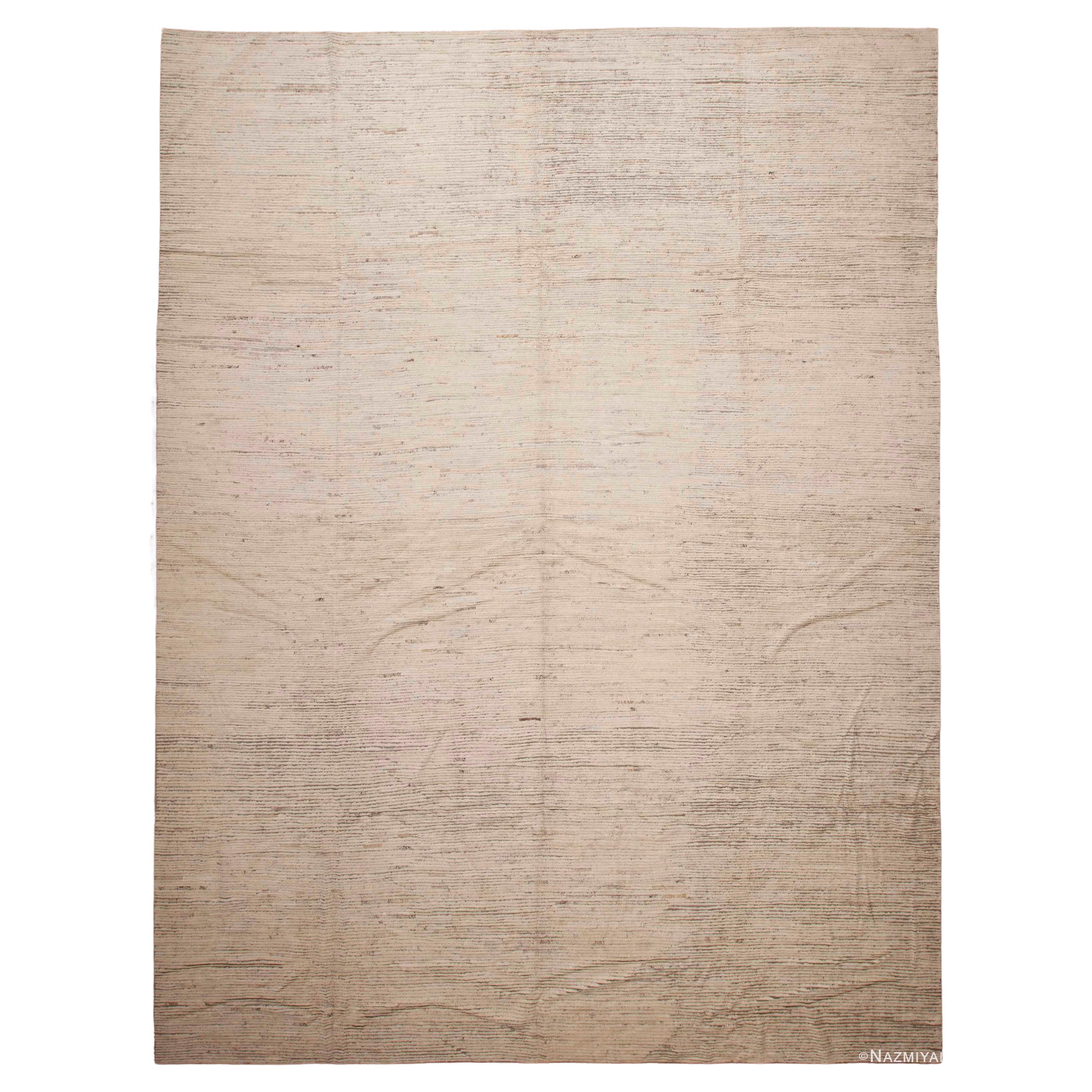 Moderner Wollflorteppich der Nazmiyal Kollektion mit elfenbeinfarbenem Hintergrund 13' x 17'5" im Angebot