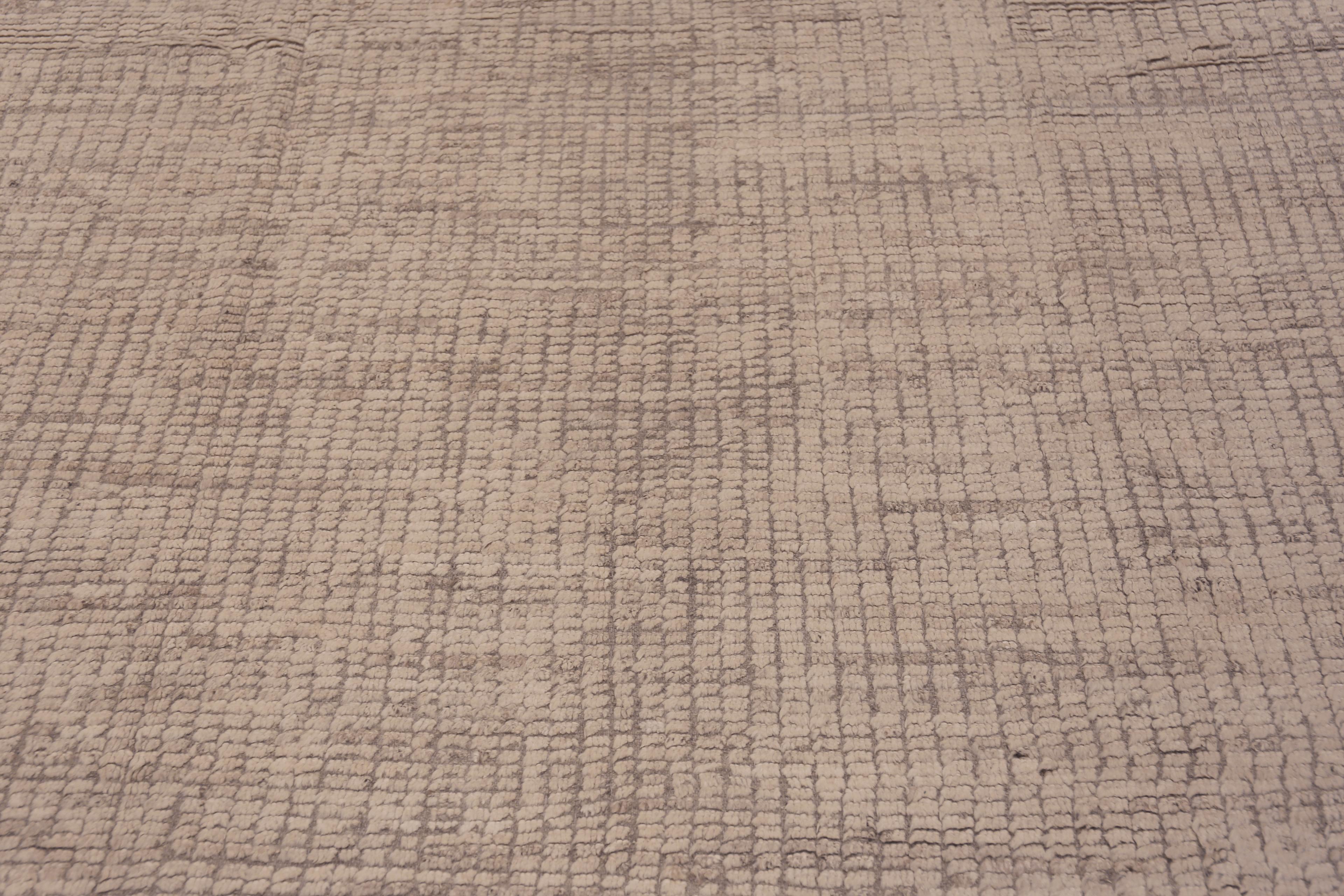 Un tapis de grande taille, magnifiquement décoratif et polyvalent, de couleur crème ivoire clair et solide, au design abstrait et moderne, Pays d'origine : Asie Centrale, Circa Date : Tapis moderne 