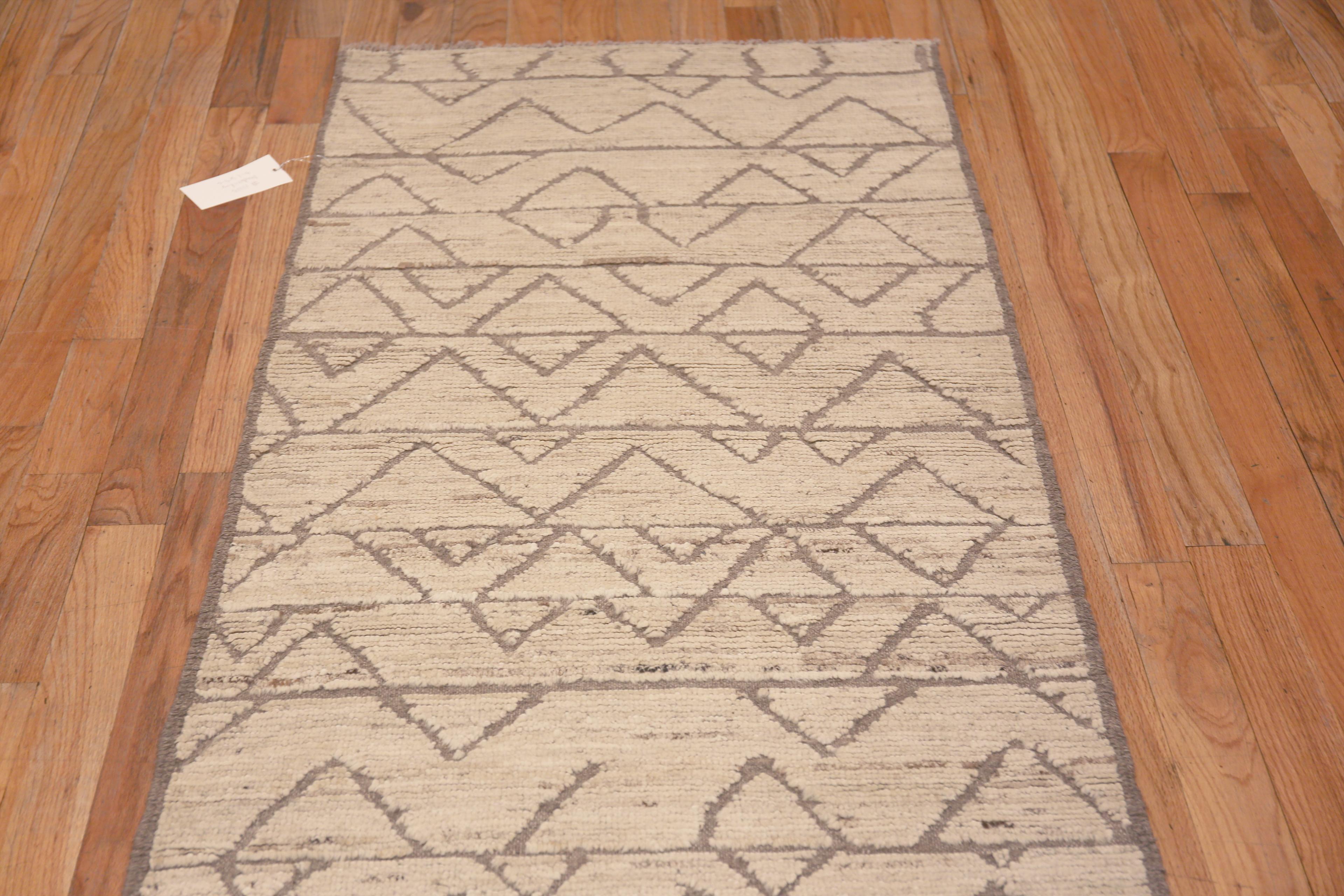 Un bellissimo tappeto runner da corridoio moderno con sfondo color crema avorio chiaro e grigio neutro dal design geometrico tribale, Paese d'origine: Asia centrale, Data di fabbricazione: Tappeto moderno 
