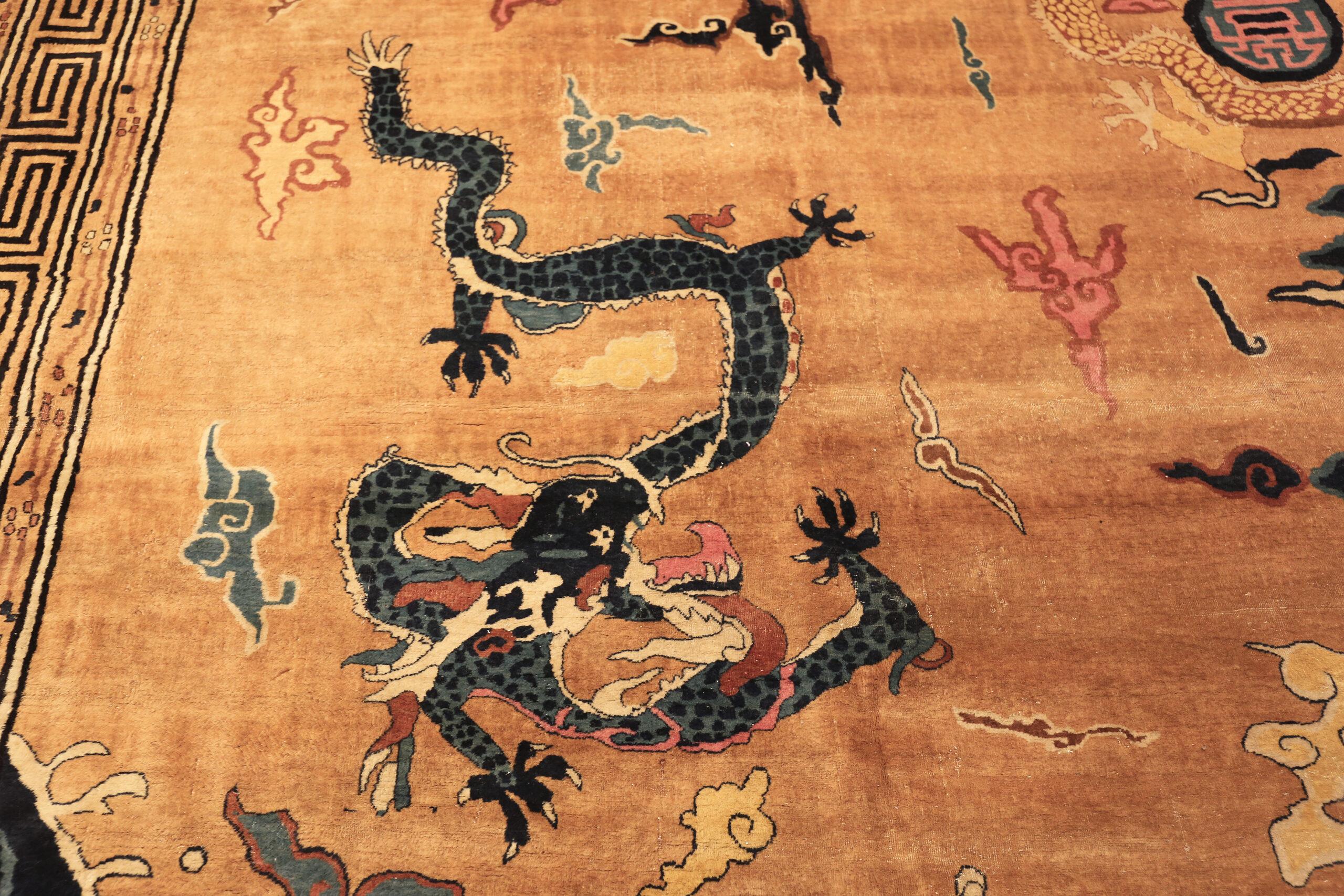 Cinese Nazmiyal Collection Tappeto cinese antico grande 14 ft x 15 ft 5 in in vendita