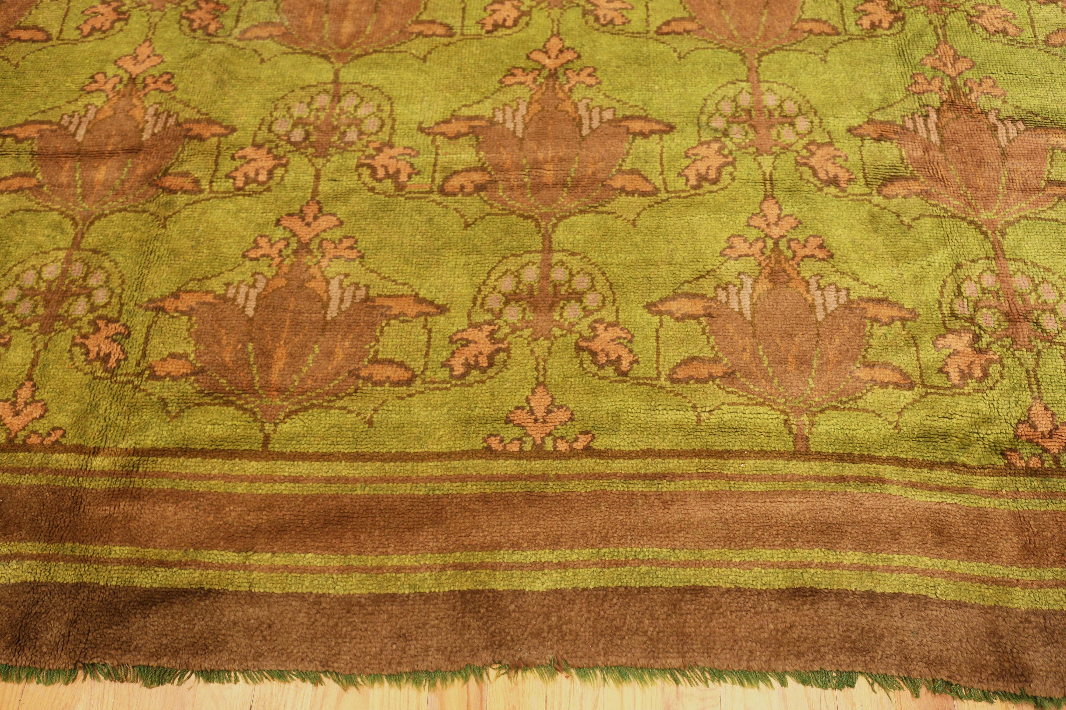 Colonial britannique Collection Nazmiyal Collection Large Antique Irish Donegal Rug 13 ft 6 in x 17 ft 3 in en vente