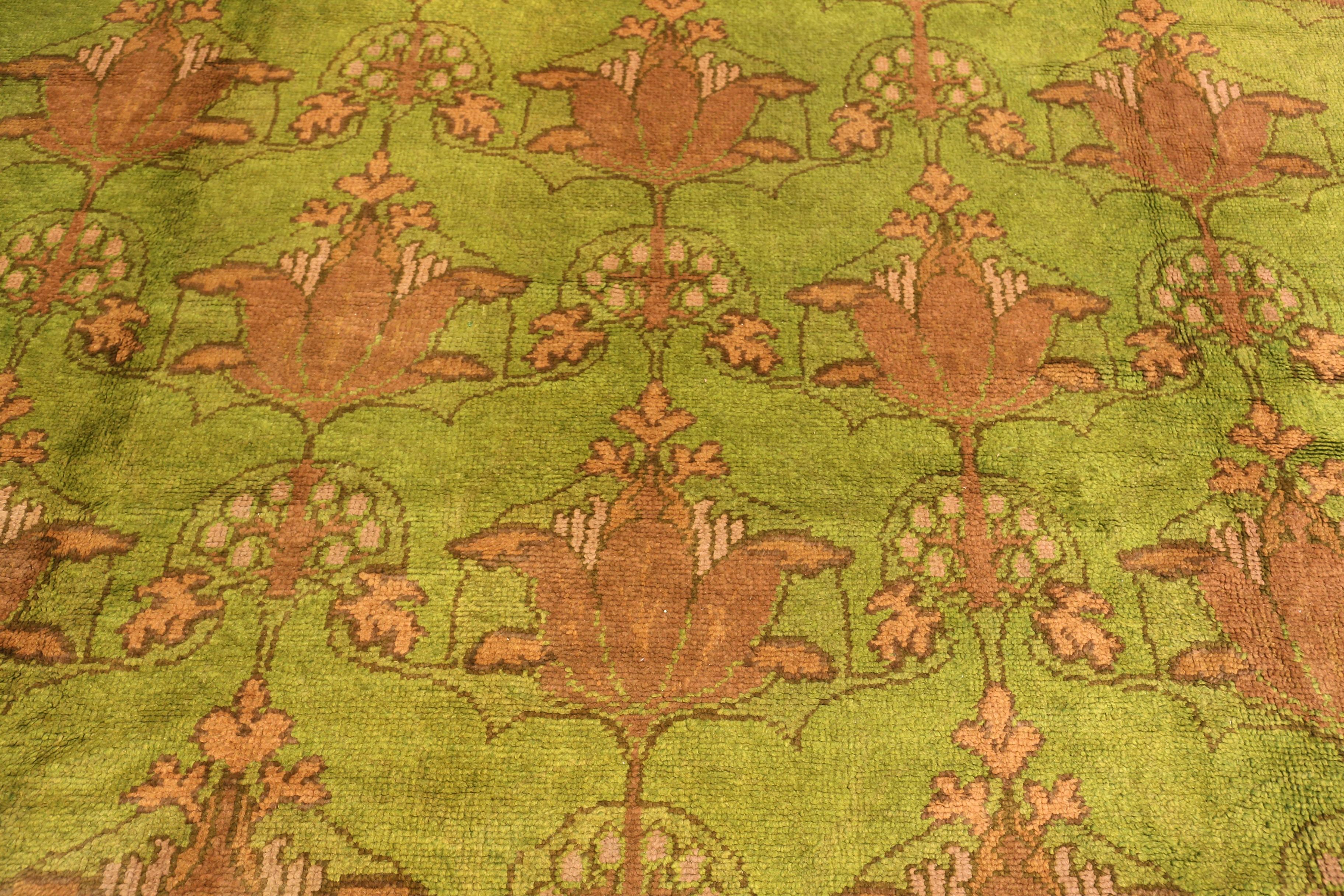 Noué à la main Collection Nazmiyal Collection Large Antique Irish Donegal Rug 13 ft 6 in x 17 ft 3 in en vente