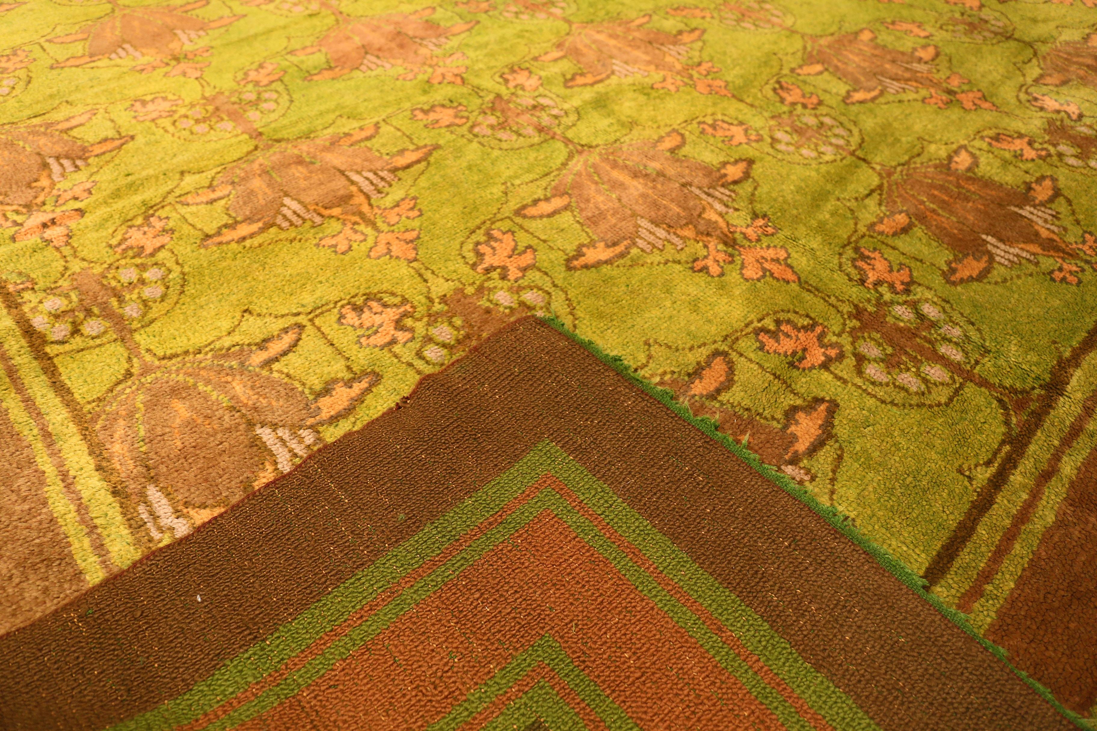Collection Nazmiyal Collection Large Antique Irish Donegal Rug 13 ft 6 in x 17 ft 3 in Bon état - En vente à New York, NY