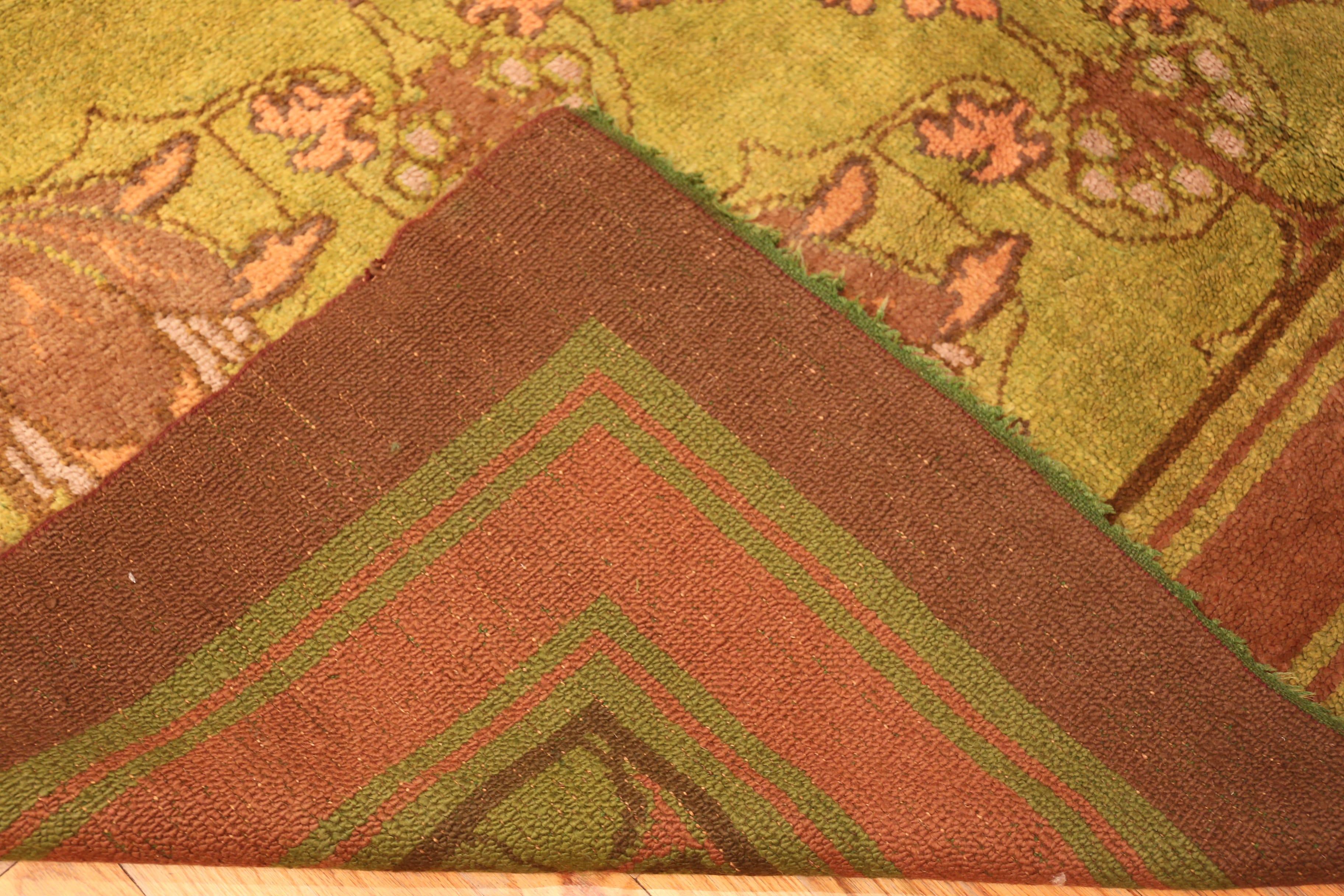 20ième siècle Collection Nazmiyal Collection Large Antique Irish Donegal Rug 13 ft 6 in x 17 ft 3 in en vente